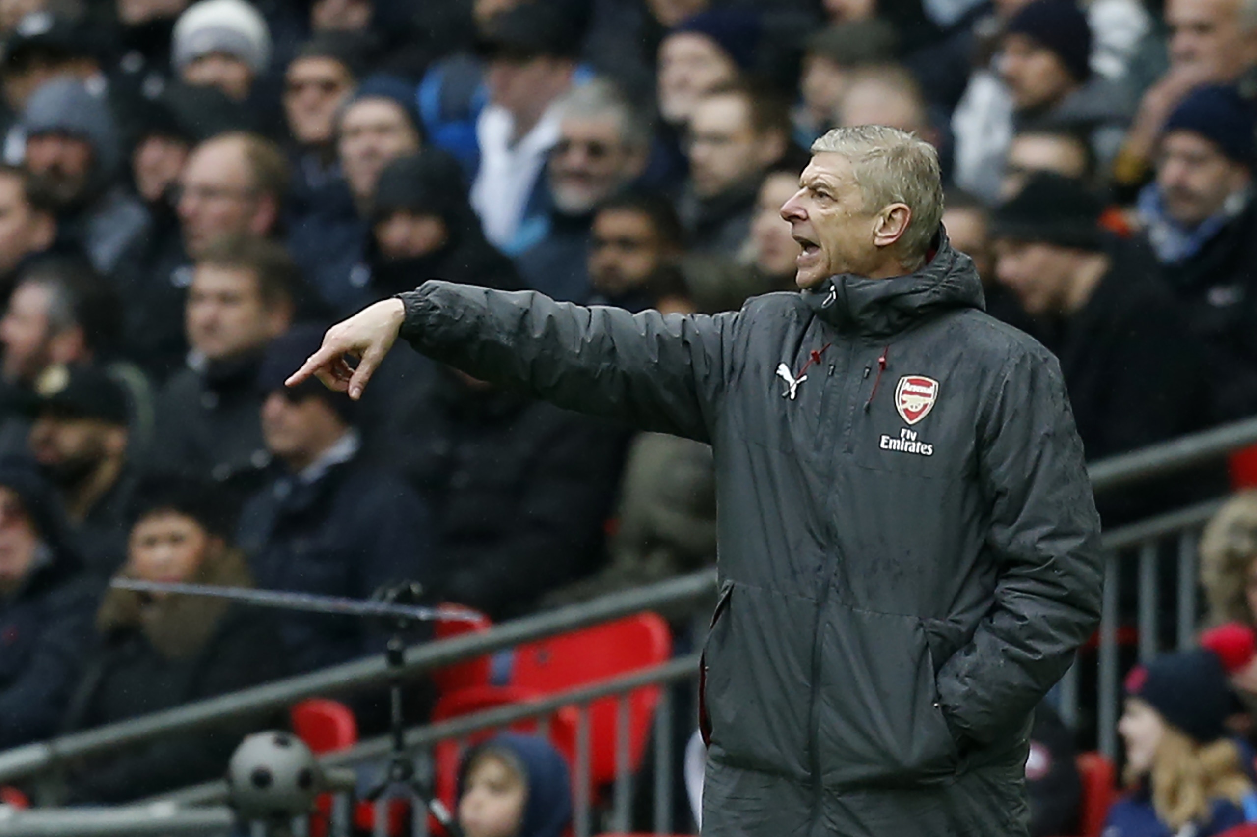Arsenal's French manager Arsene Wenger gestures from the touchline during the English Premier League football match between Tottenham Hotspur and Arsenal at Wembley Stadium in London, on February 10, 2018. / AFP PHOTO / IKIMAGES / Ian KINGTON / RESTRICTED