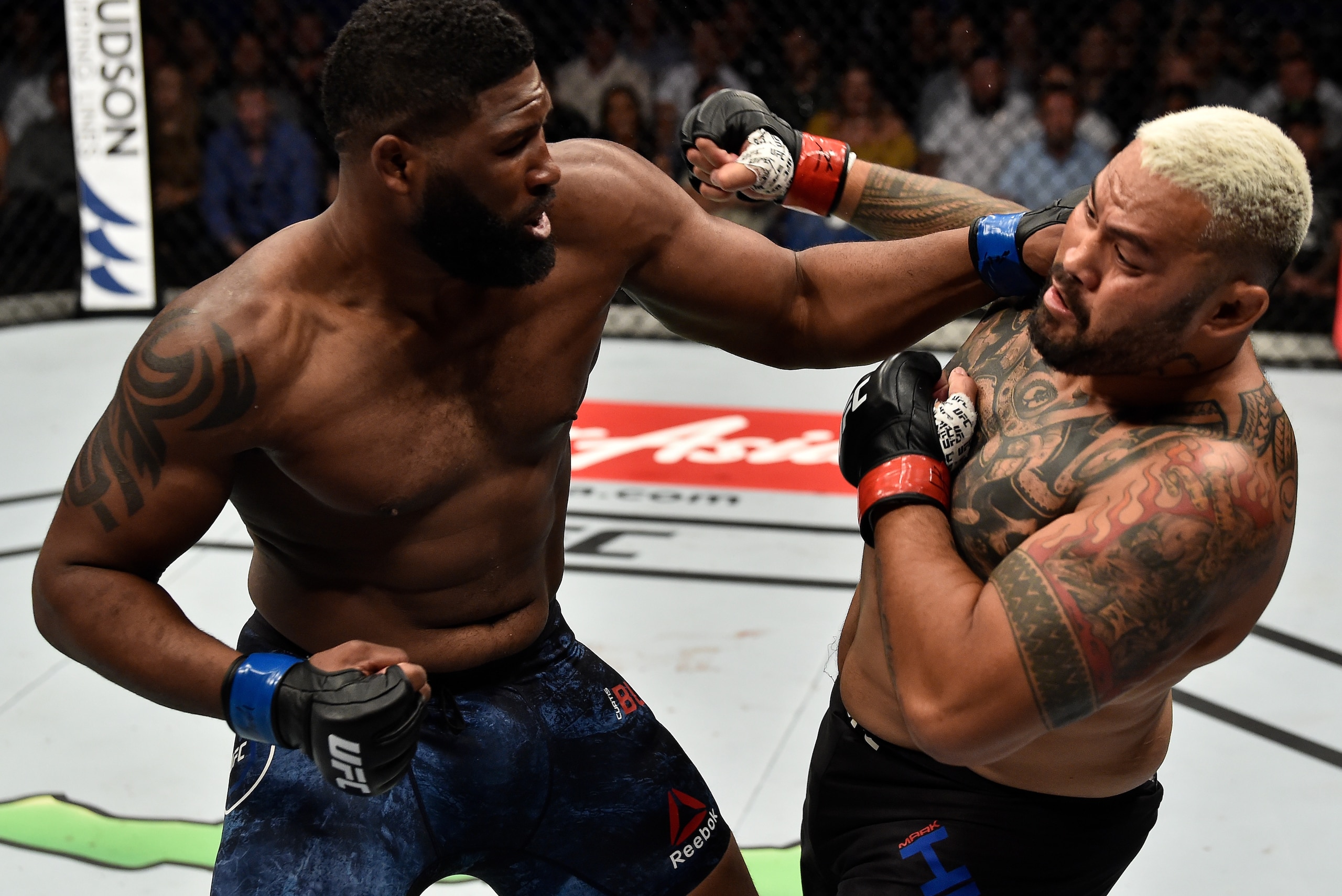 PERTH, AUSTRALIA - FEBRUARY 11:  (L-R) Curtis Blaydes punches Mark Hunt of New Zealand in their heavyweight bout during the UFC 221 event at Perth Arena on February 11, 2018 in Perth, Australia. (Photo by Jeff Bottari/Zuffa LLC/Zuffa LLC via Getty Images)
