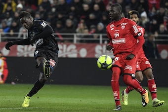 Nice's Italian forward Mario Balotelli (L) vies with Dijon's French-Algerian midfielder Mehdi Abeid during the French L1 football match between Dijon FCO and OGC Nice on February 10, 2018 at the Gaston Gerard stadium in Dijon, central-eastern France.   / 
