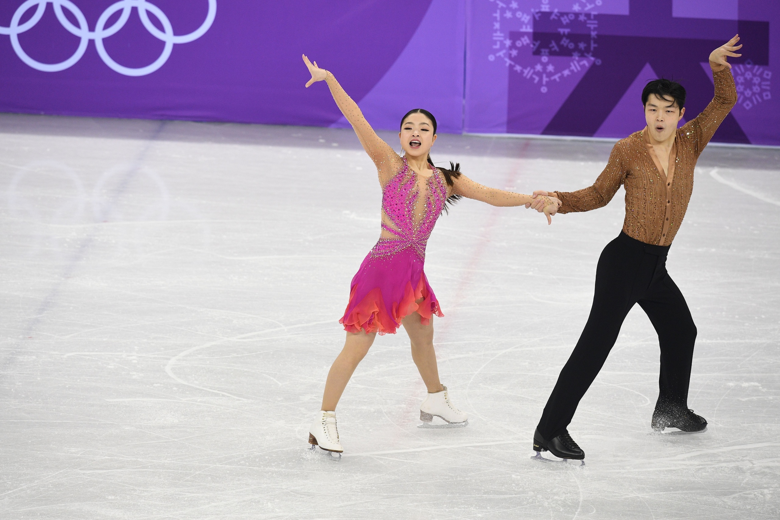 USA's Alex Shibutani and USA's Maia Shibutani compete in the figure skating team event ice dance short dance during the Pyeongchang 2018 Winter Olympic Games at the Gangneung Ice Arena in Gangneung on February 11, 2018. / AFP PHOTO / Roberto SCHMIDT      