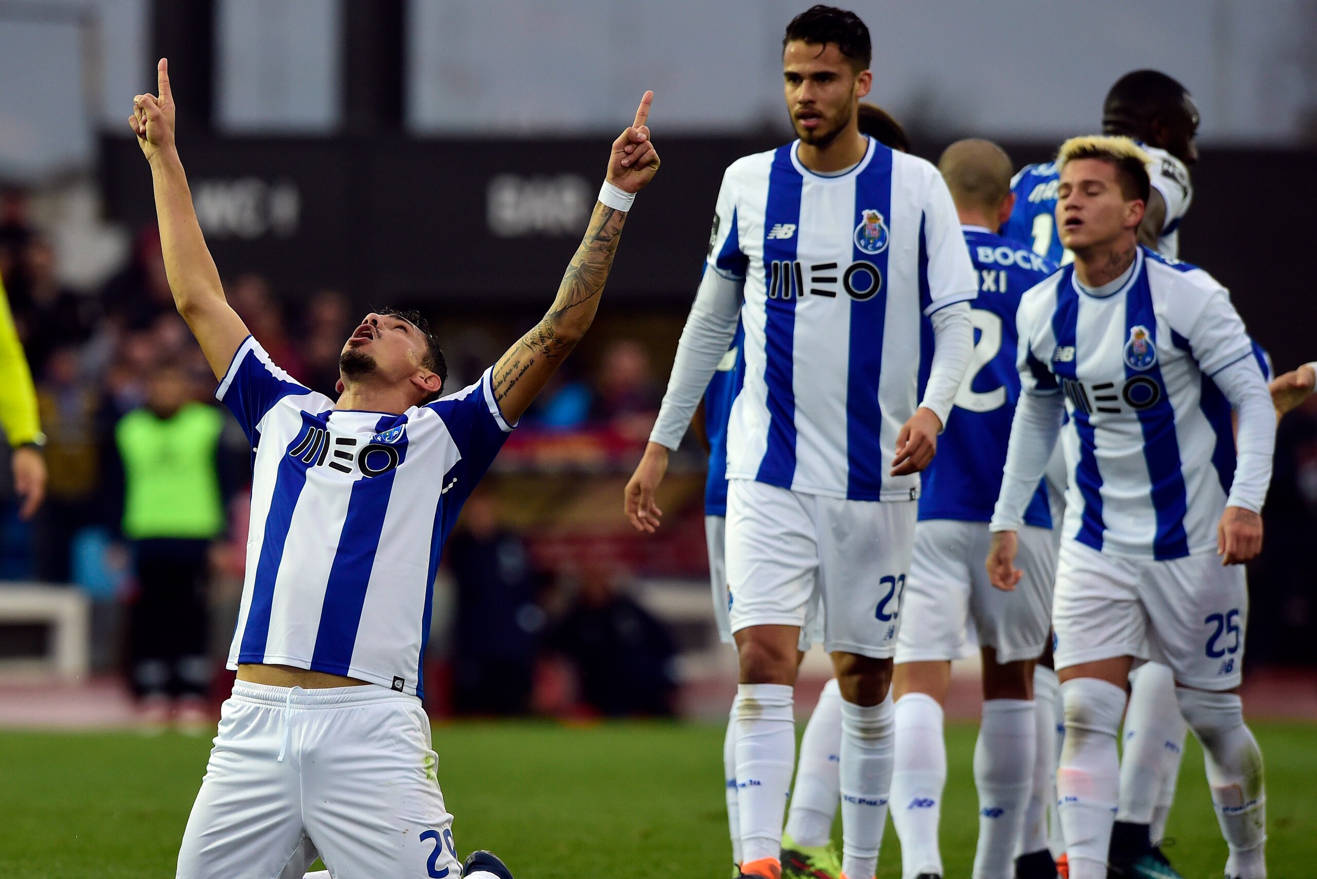 Porto's Brazilian forward Soares (L) celebrates a goal beside teammates during the Portuguese league football match between GD Chaves and FC Porto at the Municipal Eng. Manuel Branco Teixeira stadium in Chaves on February 11, 2018. / AFP PHOTO / MIGUEL RI