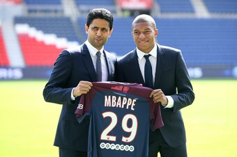 PARIS, FRANCE - SEPTEMBER 6: Kylian Mbappe is presented as new player of Paris Saint Germain by President of PSG Nasser Al Khelaifi at Parc des Princes on September 6, 2017 in Paris, France. (Photo by Jean Catuffe/Getty Images)