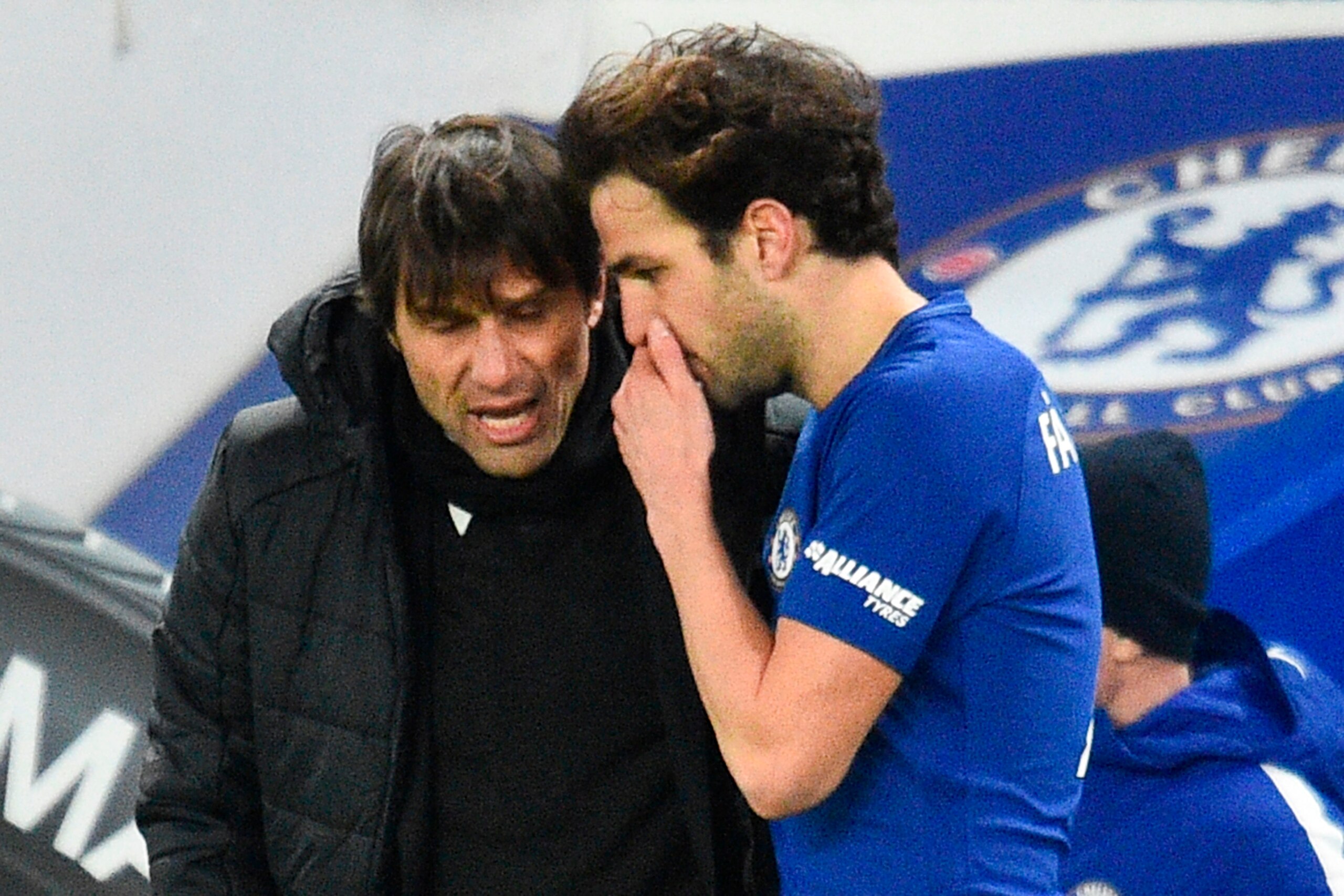 Chelsea's Italian head coach Antonio Conte talks with Chelsea's Spanish midfielder Cesc Fabregas (R) during the English Premier League football match between Chelsea and West Bromwich Albion at Stamford Bridge in London on February 12, 2018. / AFP PHOTO /