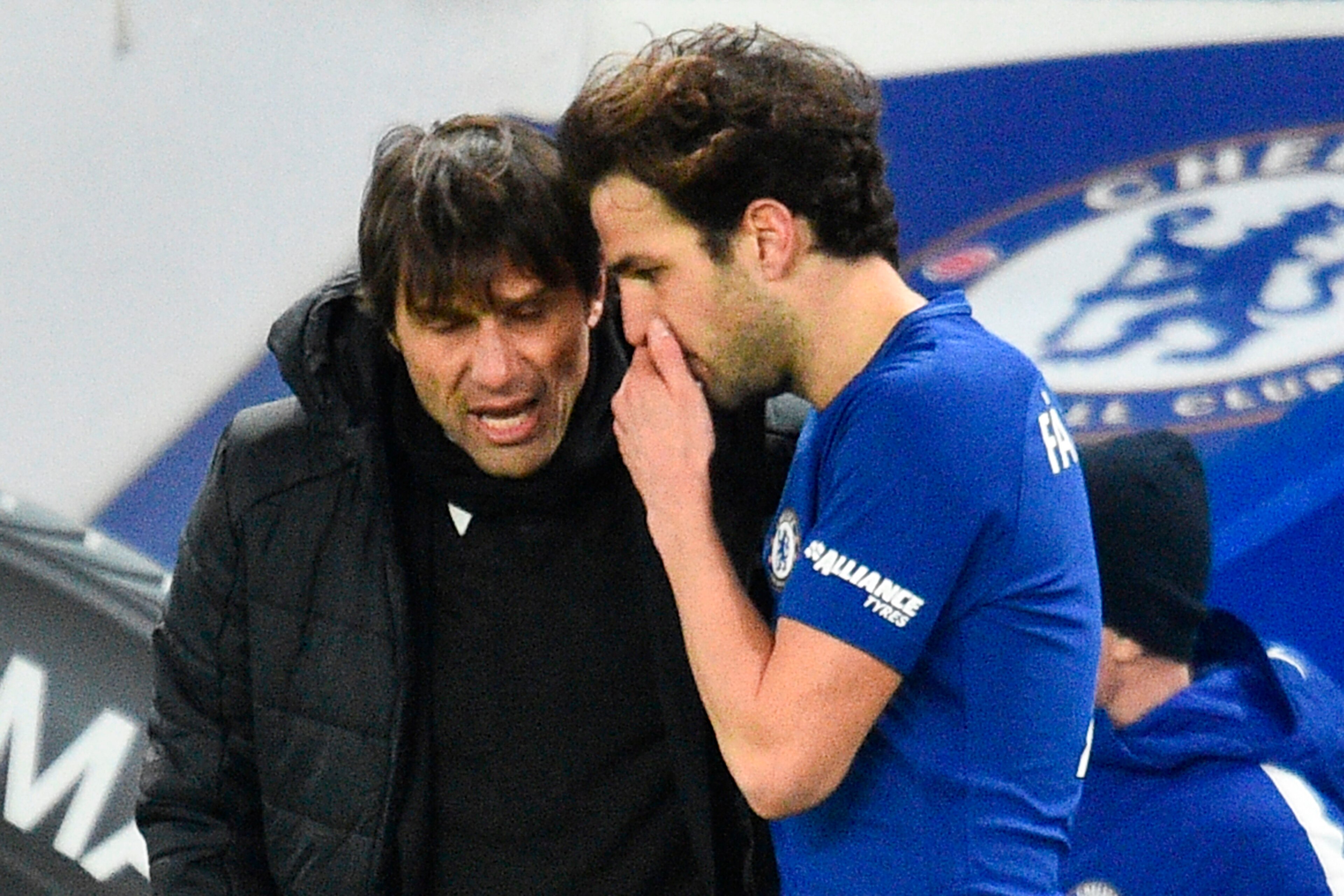 Chelsea's Italian head coach Antonio Conte talks with Chelsea's Spanish midfielder Cesc Fabregas (R) during the English Premier League football match between Chelsea and West Bromwich Albion at Stamford Bridge in London on February 12, 2018. / AFP PHOTO /