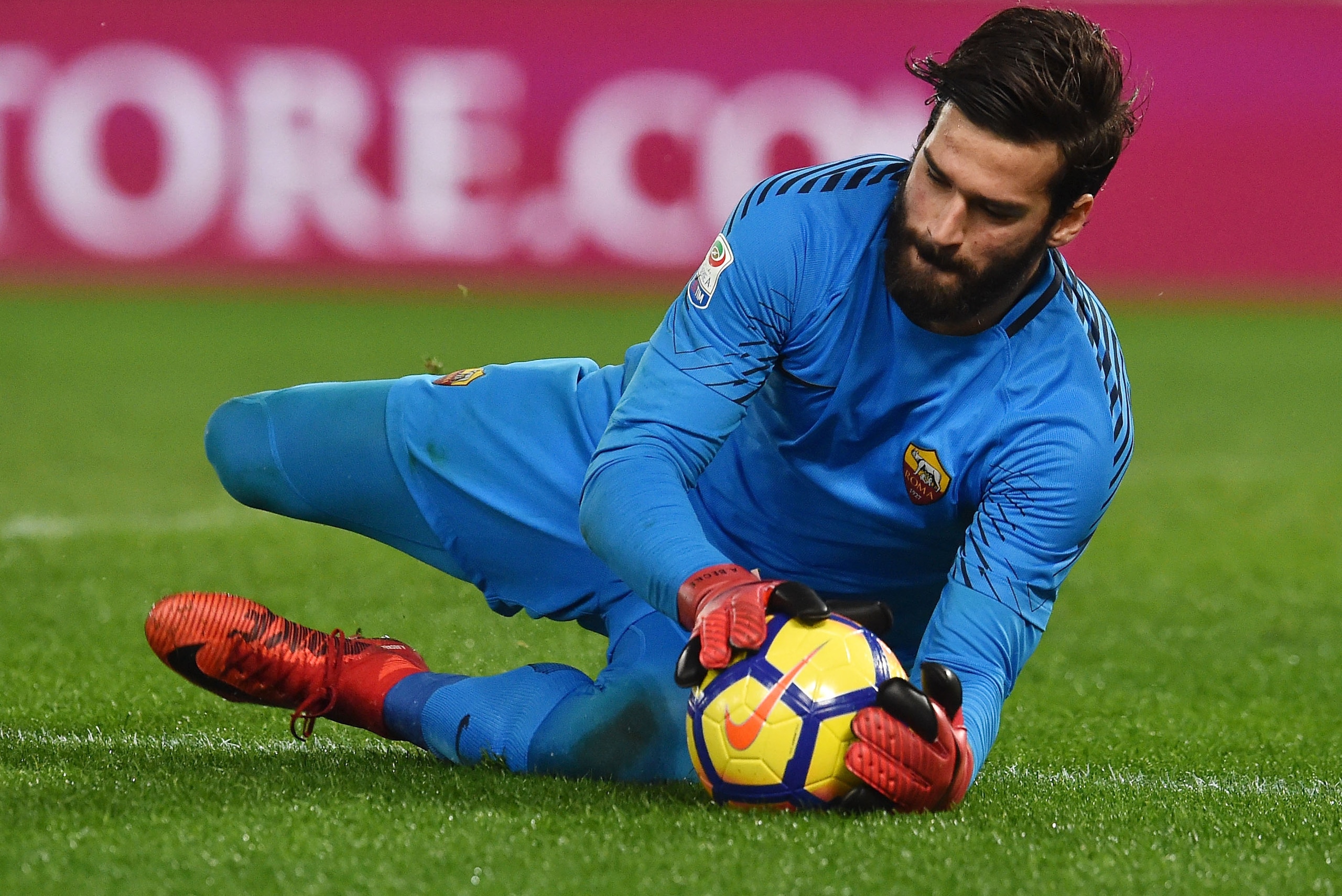 ROME, ITALY - JANUARY 06: Alisson Becker of AS Roma in action during the serie A match between AS Roma and Atalanta BC at Stadio Olimpico on January 6, 2018 in Rome, Italy.  (Photo by Giuseppe Bellini/Getty Images)