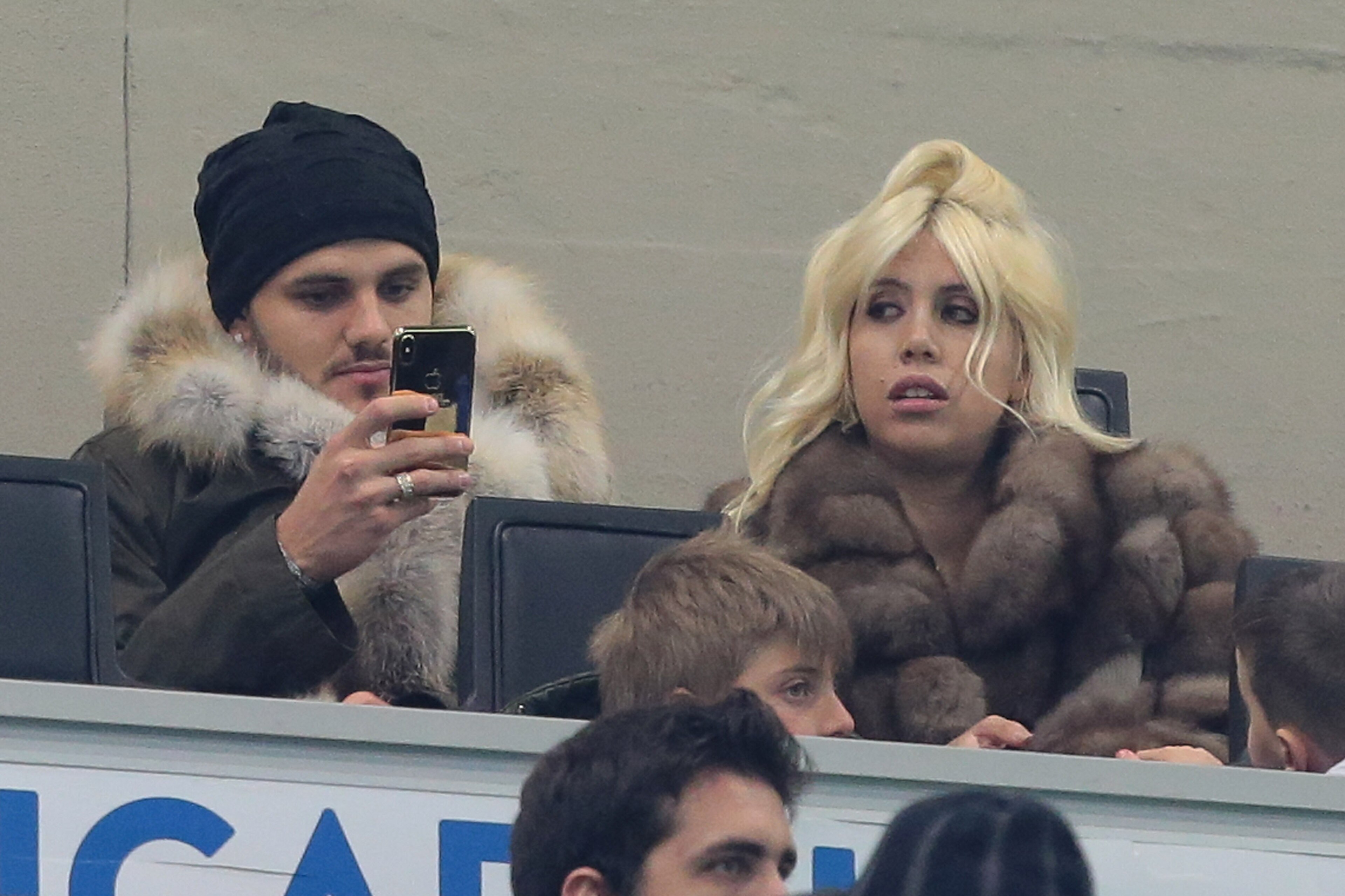 MILAN, ITALY - FEBRUARY 03:  Mauro Emanuel Icardi (L) of FC Internazionale Milano and his wife Wanda Nara attend the serie A match between FC Internazionale and FC Crotone at Stadio Giuseppe Meazza on February 3, 2018 in Milan, Italy.  (Photo by Emilio An