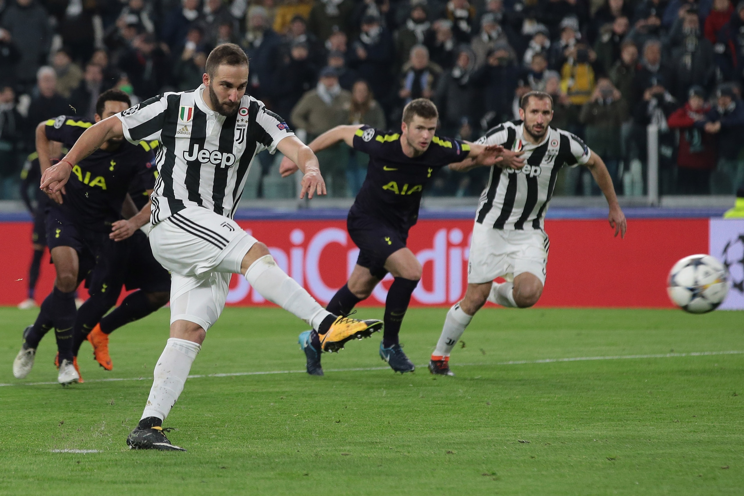 TURIN, ITALY - FEBRUARY 13: Gonzalo Higuain of Juventus FC misses his second penalty kick during the UEFA Champions League Round of 16 First Leg match between Juventus and Tottenham Hotspur at Allianz Stadium on February 13, 2018 in Turin, Italy. (Photo b
