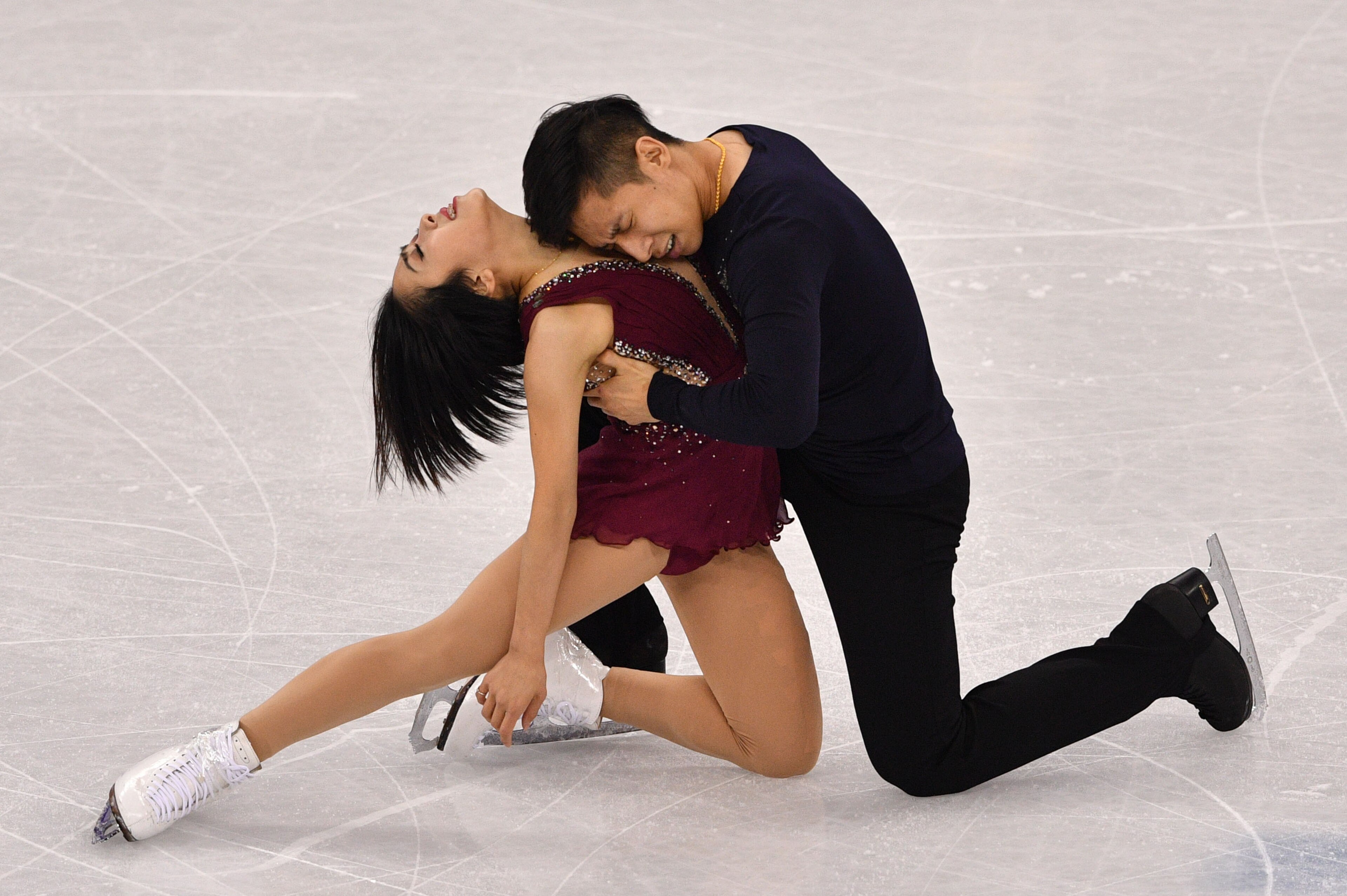 TOPSHOT - China's Sui Wenjing and China's Han Cong compete in the pair skating short program of the figure skating event during the Pyeongchang 2018 Winter Olympic Games at the Gangneung Ice Arena in Gangneung on February 14, 2018. / AFP PHOTO / Mladen AN TOPSHOT - China's Sui Wenjing and China's Han Cong compete in the pair skating short program of the figure skating event during the Pyeongchang 2018 Winter Olympic Games at the Gangneung Ice Arena in Gangneung on February 14, 2018. / AFP PHOTO / Mladen AN
