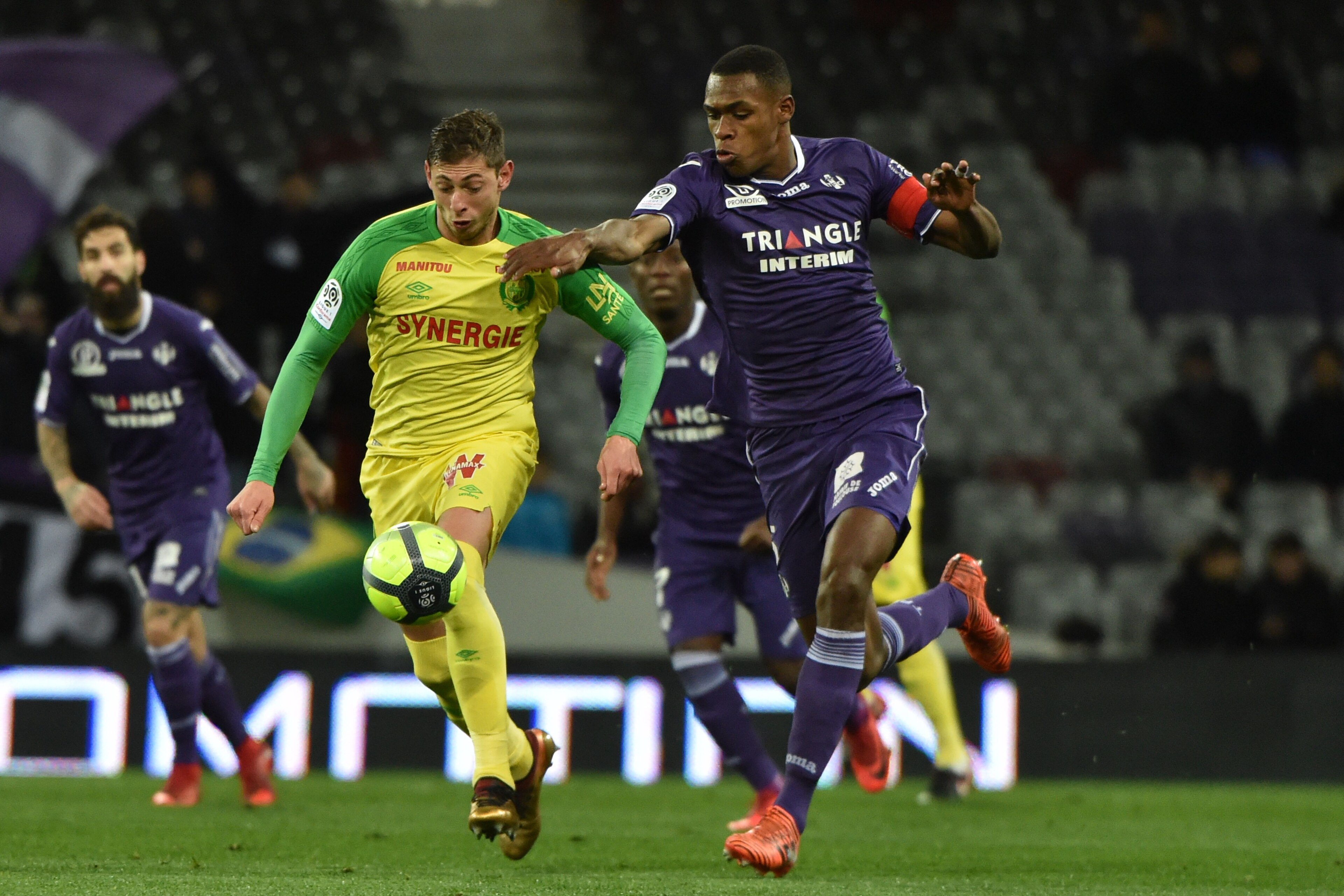 Toulouse's French defender Issa Diop vies Nantes' Argentinian forward Emiliano Sala during the French L1 football match  Toulouse against Nantes January 17, 2018 at the Municipal Stadium in Toulouse, southern France.   / AFP PHOTO / PASCAL PAVANI        (