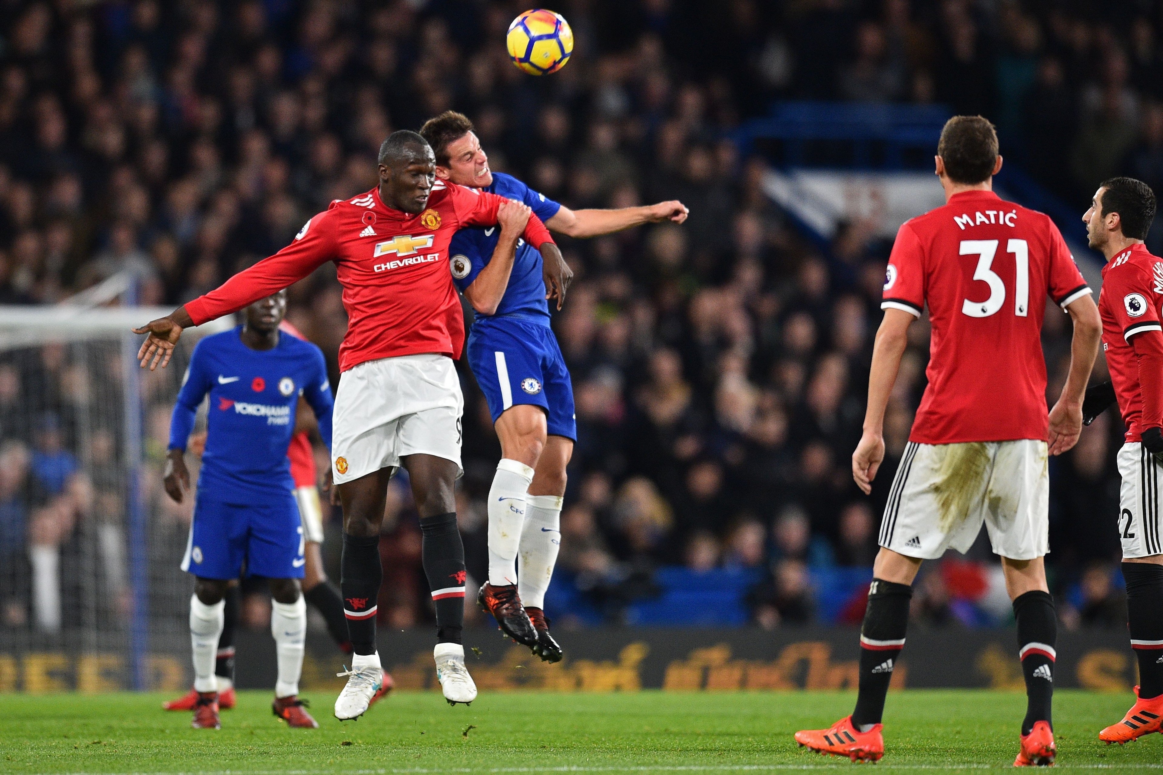 Manchester United's Belgian striker Romelu Lukaku (L) vies with Chelsea's Spanish defender Cesar Azpilicueta (2L) during the English Premier League football match between Chelsea and Manchester United at Stamford Bridge in London on November 5, 2017. / AF