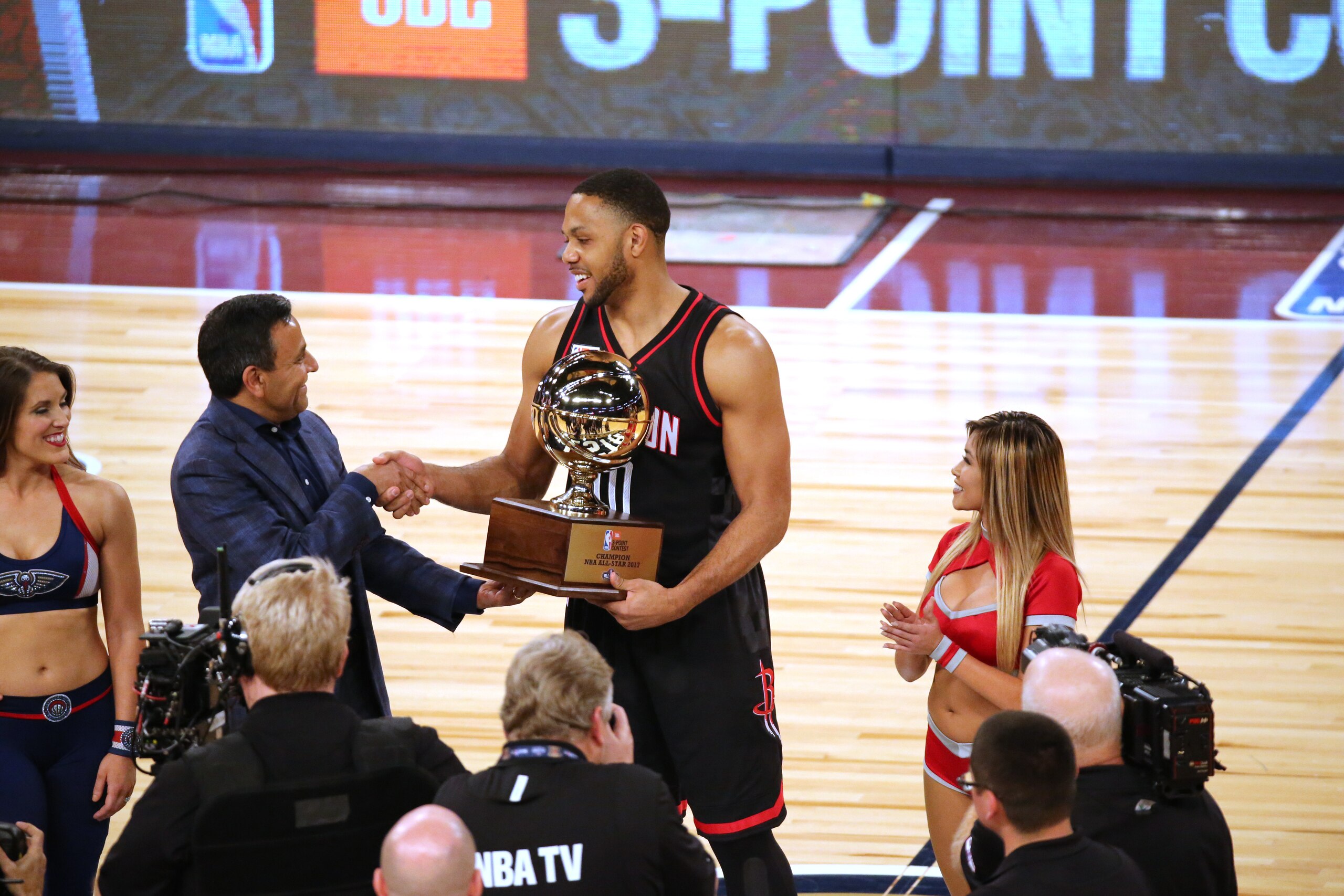NEW ORLEANS, LA - FEBRUARY 18: Eric Gordon #10 of the Houston Rockets receives a trophy after he wins the JBL Three-Point Contest during State Farm All-Star Saturday Night as part of the 2017 NBA All-Star Weekend on February 18, 2017 at the Smoothie King 