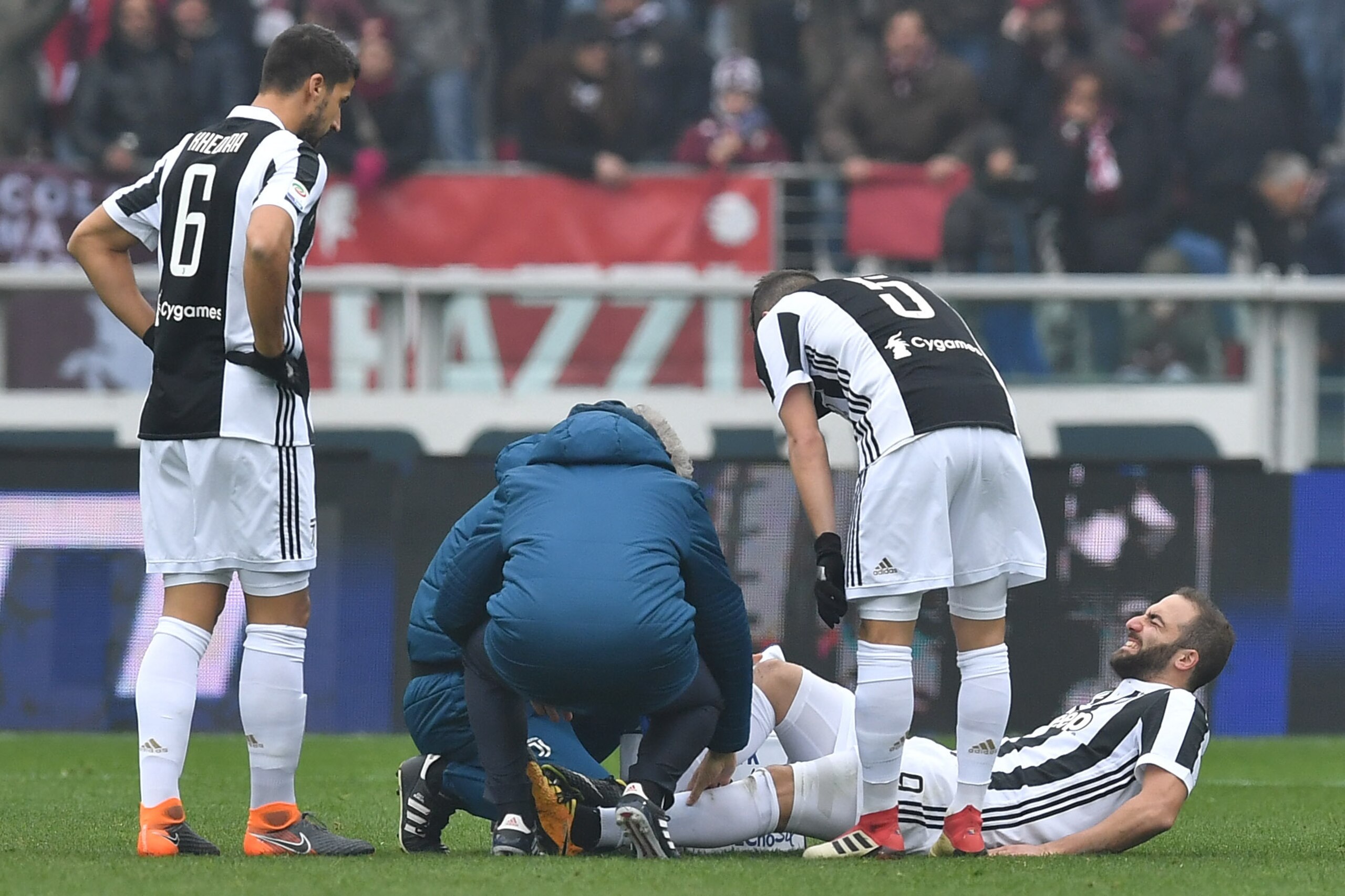 TURIN, ITALY - FEBRUARY 18:  Gonzalo Higuain of Juventus lies injured during the Serie A match between Torino FC and Juventus at Stadio Olimpico di Torino on February 18, 2018 in Turin, Italy.  (Photo by Valerio Pennicino/Getty Images)