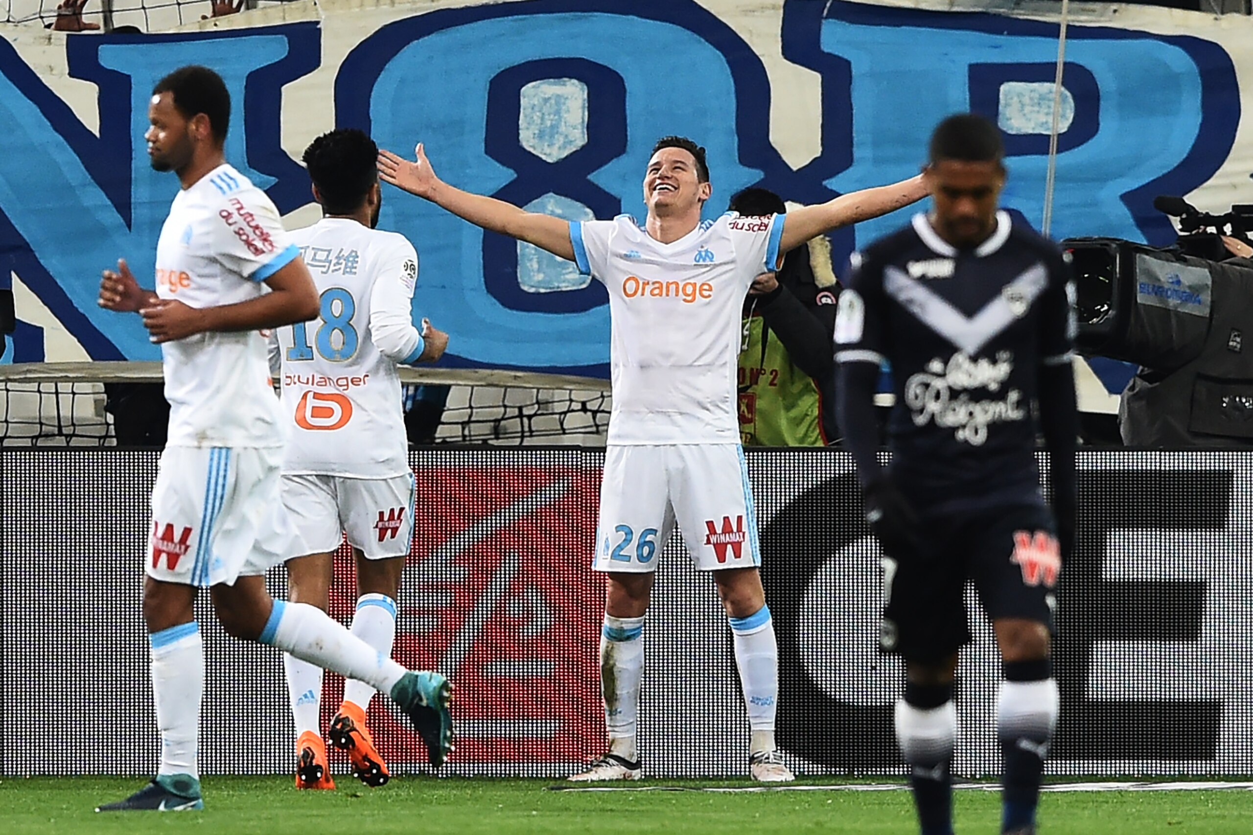 Olympique de Marseille's French midfielder Florian Thauvin (C) celebrates after scoring a goal during the French L1 football match Marseille vs Bordeaux on February 18, 2018, at the Velodrome stadium in Marseille, Southern France. / AFP PHOTO / ANNE-CHRIS