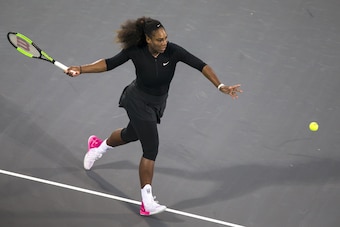 Serena Williams of the US Jelena returns the ball to Ostapenko of Latvia during the Mubadala World Tennis Championship 2017 match in Abu Dhabi, on December 30, 2017.  / AFP PHOTO / NEZAR BALOUT        (Photo credit should read NEZAR BALOUT/AFP/Getty Image