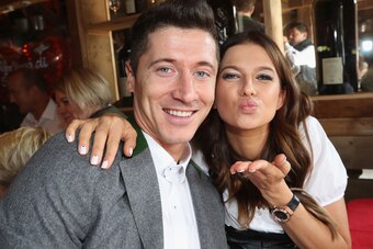 Bayern Munich's Polish forward Robert Lewandowski (L) and his wife Anna pose during the traditional visit of FC Bayern Munich to the Oktoberfest beer festival in Munich, southern Germany, on September 23, 2017. / AFP PHOTO / POOL / Alexandra Beier        