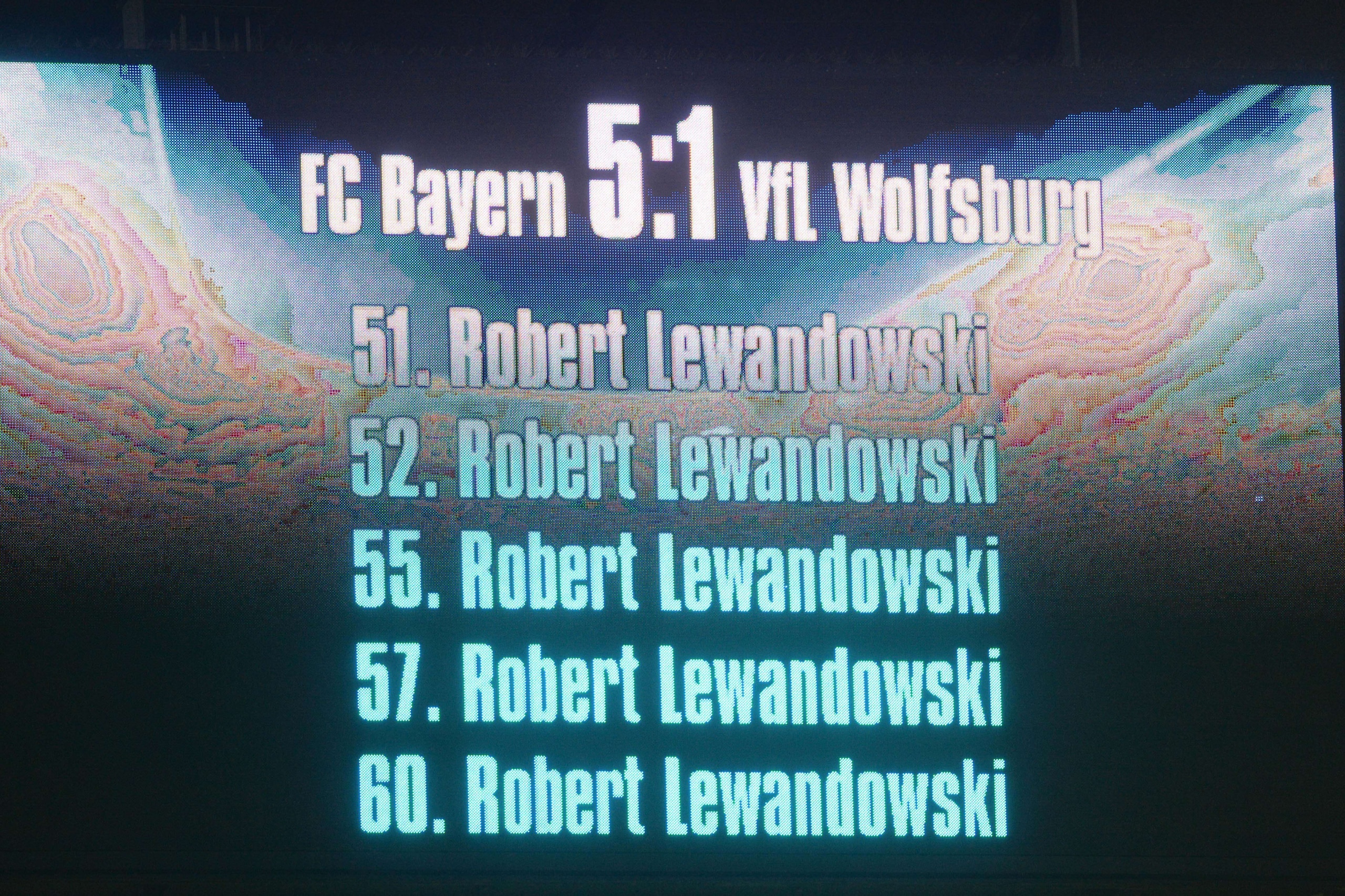The score board is pictured after the German first division Bundesliga football match FC Bayern Muenchen vs VfL Wolfsburg in Munich, on September 22, 2015.    AFP PHOTO / CHRISTOF STACHE

RESTRICTIONS: DURING MATCH TIME: DFL RULES TO LIMIT THE ONLINE USAG