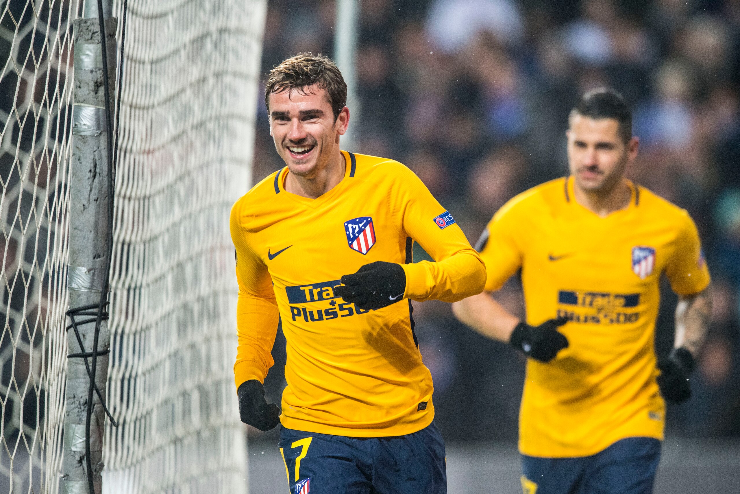 Atletico Madrid striker Antoine Griezmann (C) celebrates after scoring during the UEFA Europa League Round of 32 first leg football match between FC Copenhagen and Atletico Madrid in Copenhagen on February 15, 2018.  / AFP PHOTO / Scanpix / Anders Kjaerby
