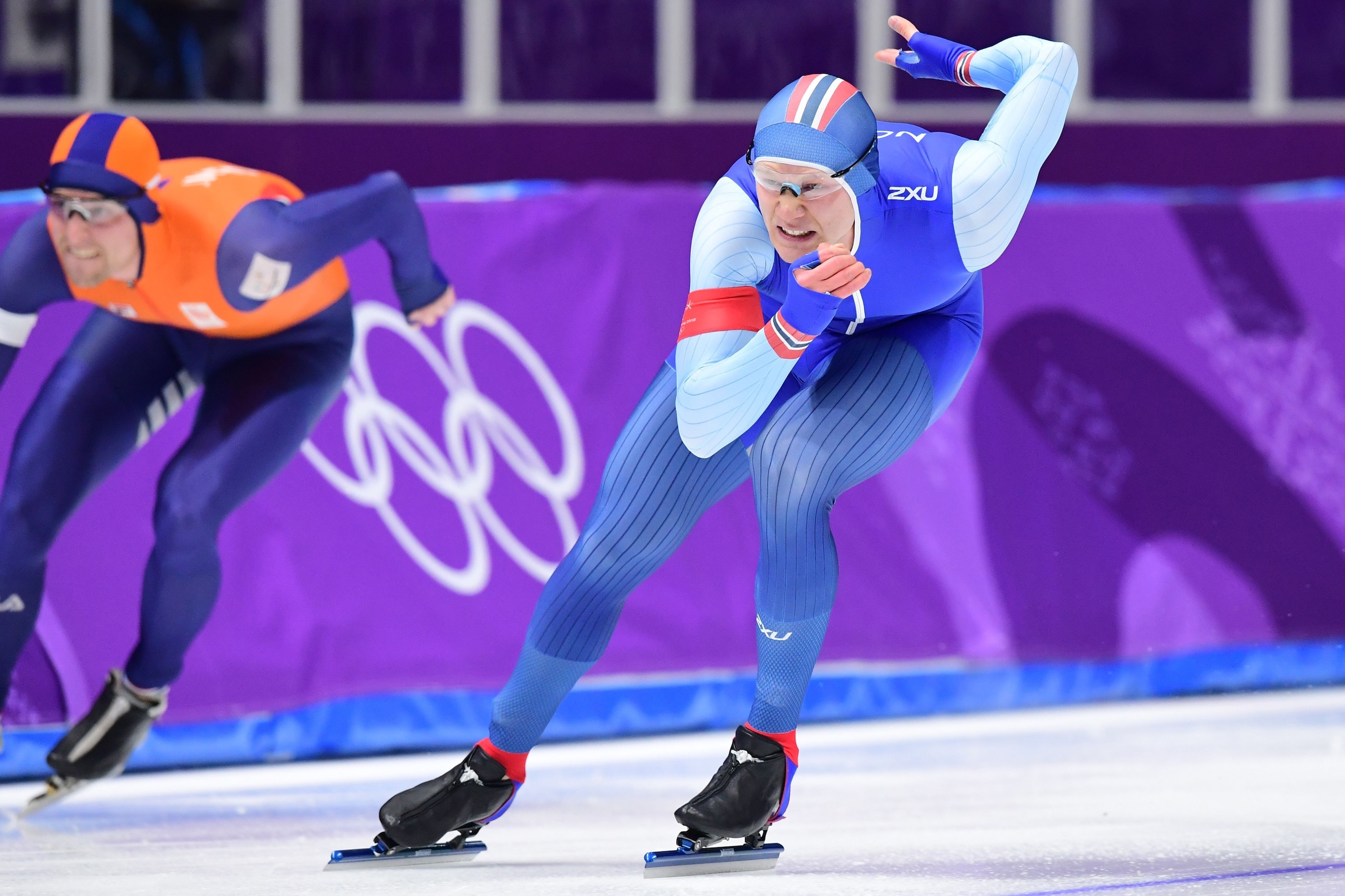 Norway's Haavard Lorentzen (R) and Netherlands' Ronald Mulder compete in the men's 500m speed skating event during the Pyeongchang 2018 Winter Olympic Games at the Gangneung Oval in Gangneung on February 19, 2018. / AFP PHOTO / Roberto SCHMIDT        (Pho