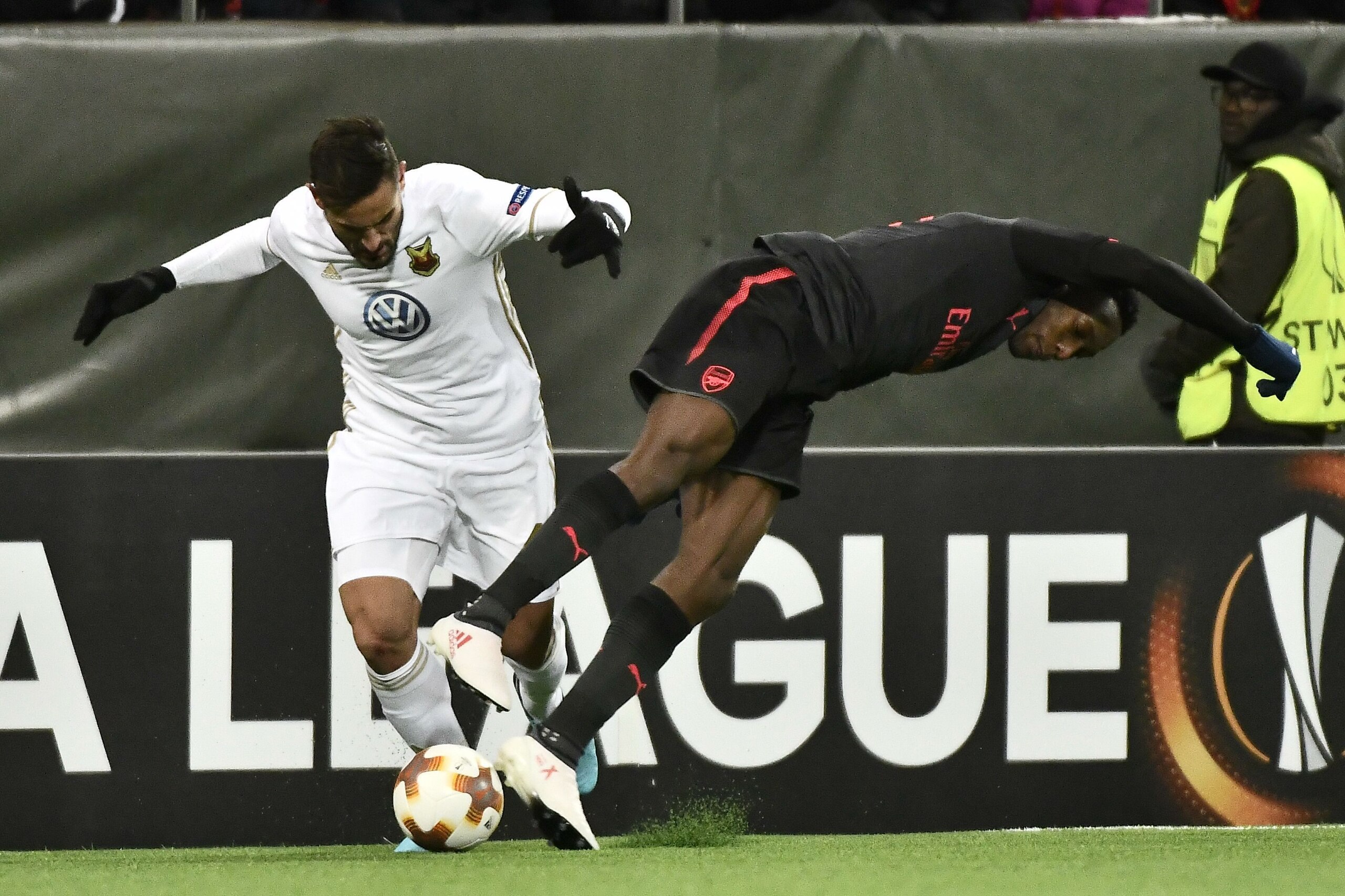Ostersund's Sotirios Papagiannopoulos (L) vies for the ball with Arsenal's Danny Welbeck during the UEFA Europa League round of 32, first leg football match of Ostersund FK vs Arsenal FC on February 15, 2018 in Ostersund, Sweden. / AFP PHOTO / TT NEWS AGE