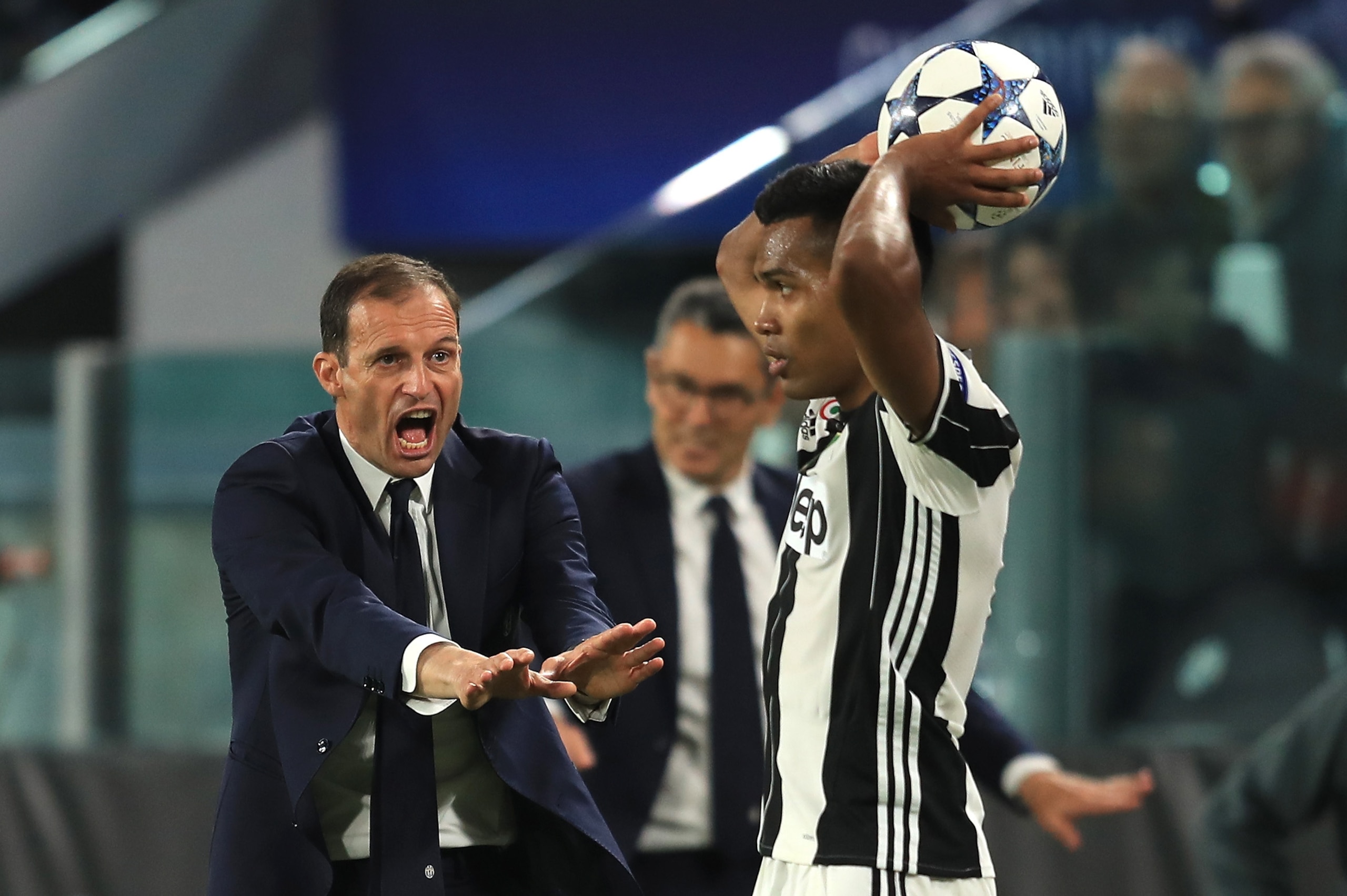 TURIN, ITALY - MAY 09:  Massimiliano Allegri, Manager of Juventus gestures towards Alex Sandro of Juventus during the UEFA Champions League Semi Final second leg match between Juventus and AS Monaco at Juventus Stadium on May 9, 2017 in Turin, Italy.  (Ph