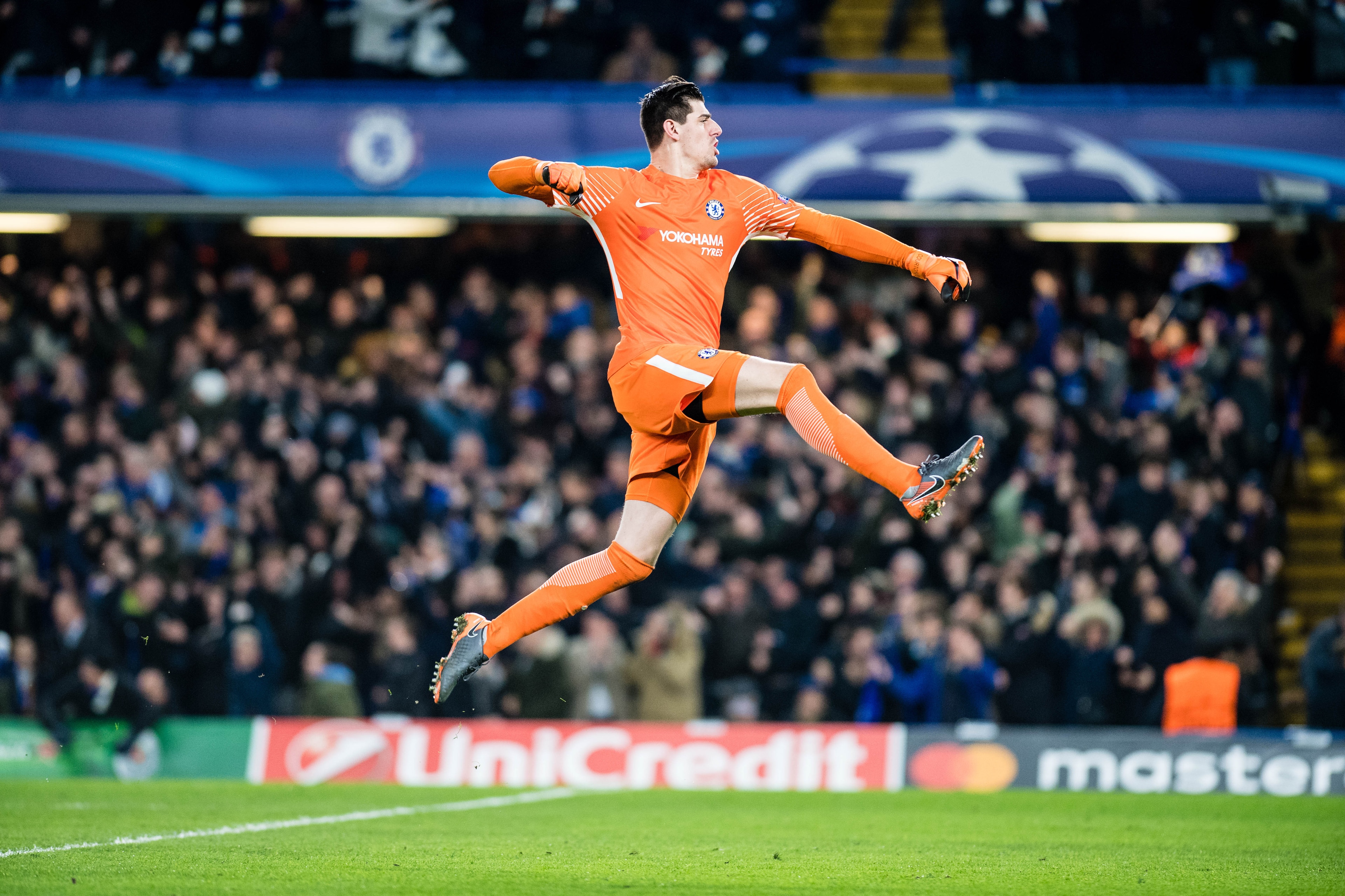 LONDON, ENGLAND - FEBRUARY 20: Thibaut Courtois of Chelsea celebrates a goal scored by Willian (not on picture) during the UEFA Champions League Round of 16 First Leg  match between Chelsea FC and FC Barcelona at Stamford Bridge on February 20, 2018 in Lo