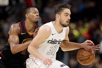 Rodney Hood defending Tomas Satoransky.