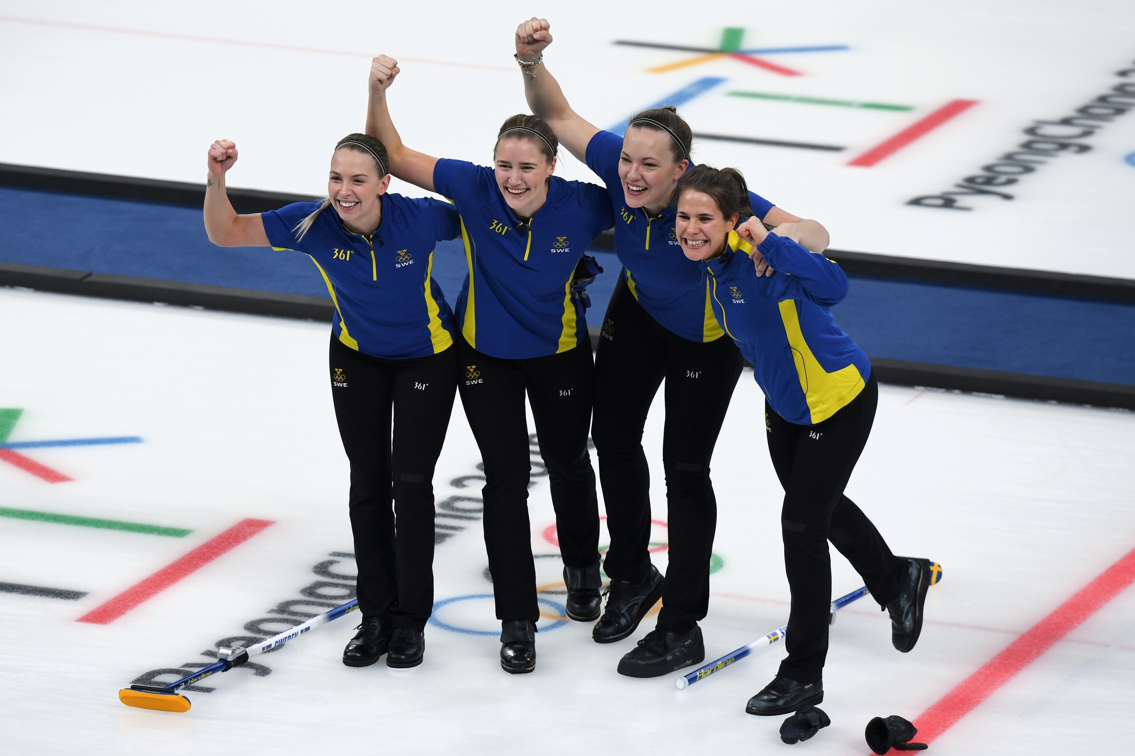 Sweden's players celebrate after winning the curling women's semi-final game between Sweden and Britain during the Pyeongchang 2018 Winter Olympic Games at the Gangneung Curling Centre in Gangneung on February 23, 2018. / AFP PHOTO / WANG Zhao        (Pho