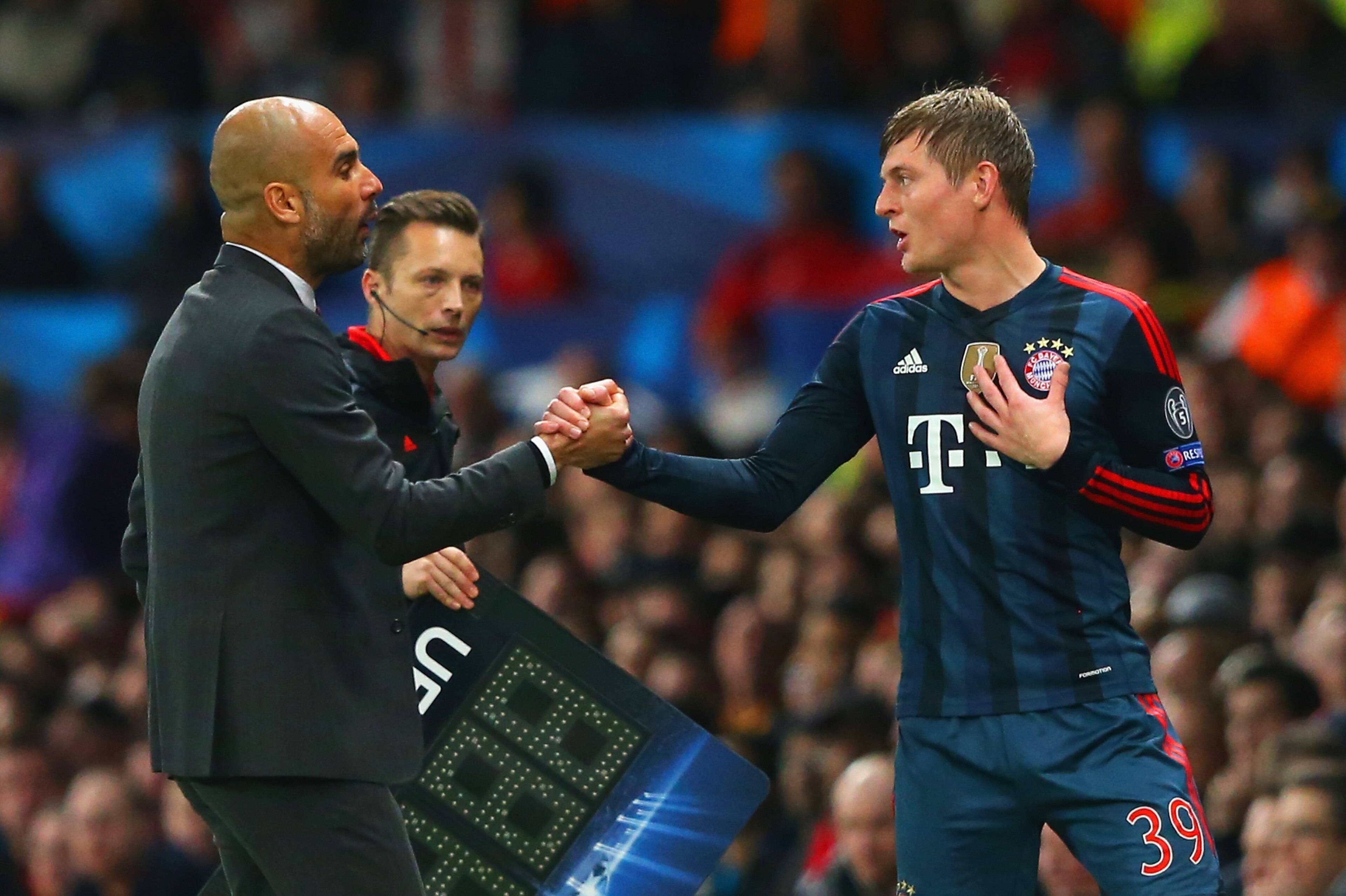 MANCHESTER, ENGLAND - APRIL 01:  Pep Guardiola head coach of Bayern Muenchen has words with Toni Kroos of Bayern Muenchen during the UEFA Champions League Quarter Final first leg match between Manchester United and FC Bayern Muenchen at Old Trafford on Ap