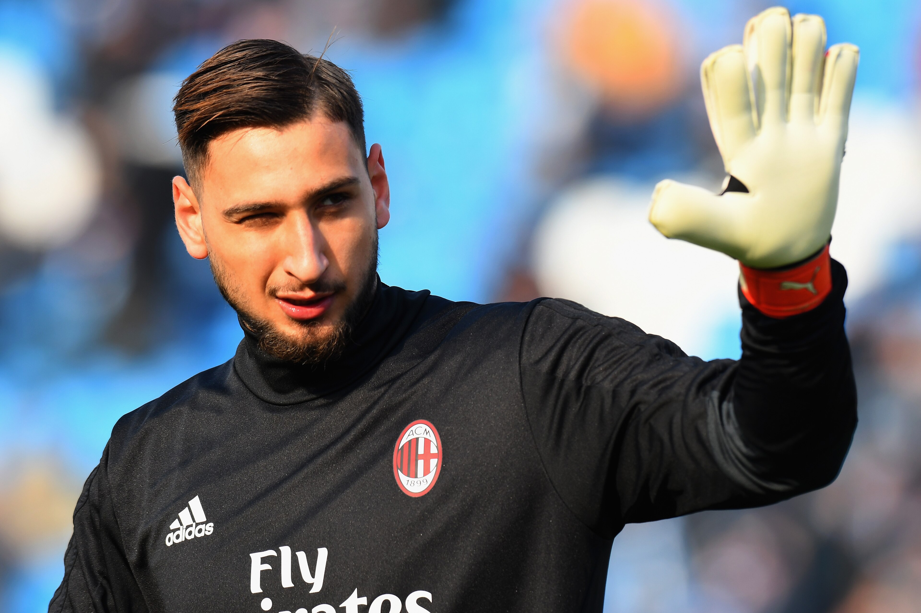 FERRARA, ITALY - FEBRUARY 10:  Gianluigi Donnarumma of AC Milan warms up before the serie A match between Spal and AC Milan at Stadio Paolo Mazza on February 10, 2018 in Ferrara, Italy.  (Photo by Alessandro Sabattini/Getty Images)