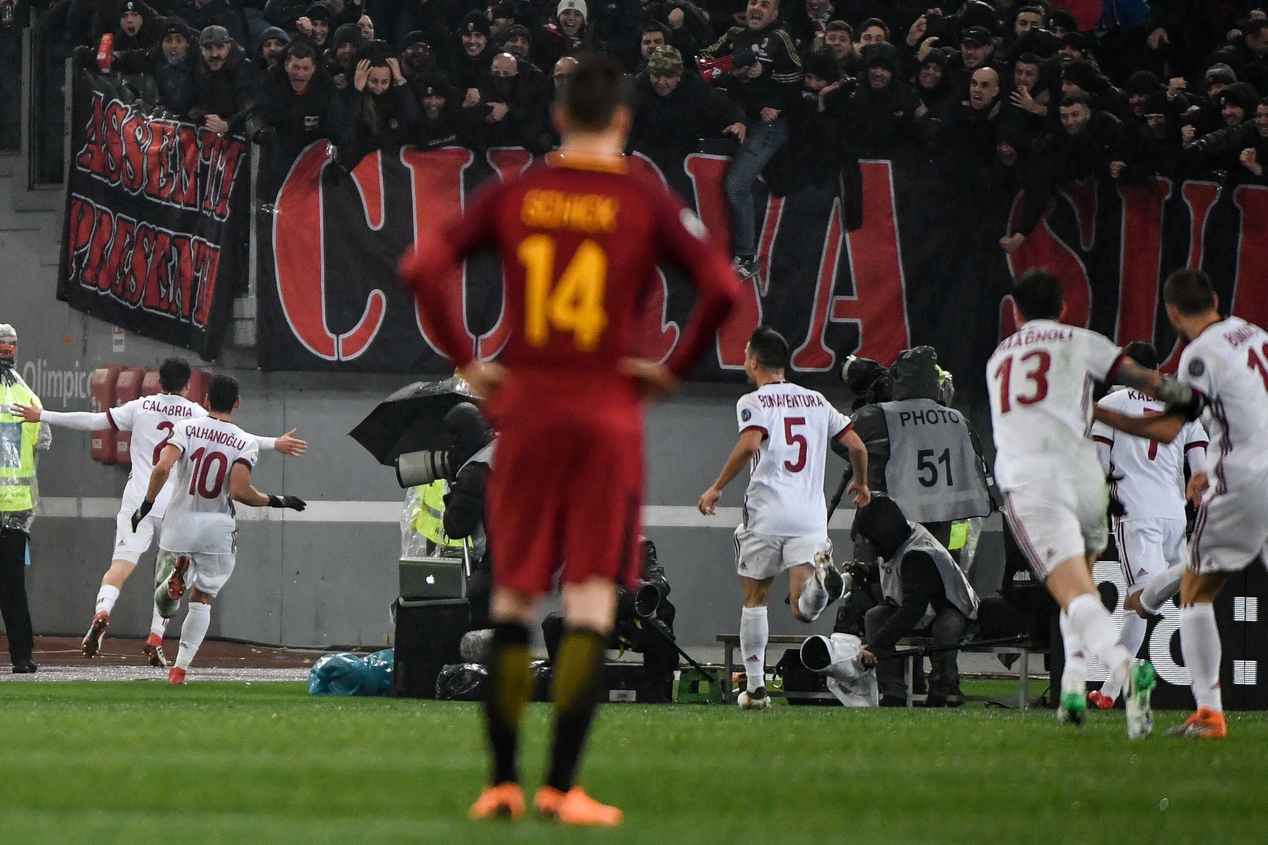 AC Milan's Italian defender Davide Calabria (L) celebrates after scoring a goal during the Italian Serie A football match Roma versus Milan at the Olympic Stadium in Rome. / AFP PHOTO / Andreas SOLARO        (Photo credit should read ANDREAS SOLARO/AFP/Ge