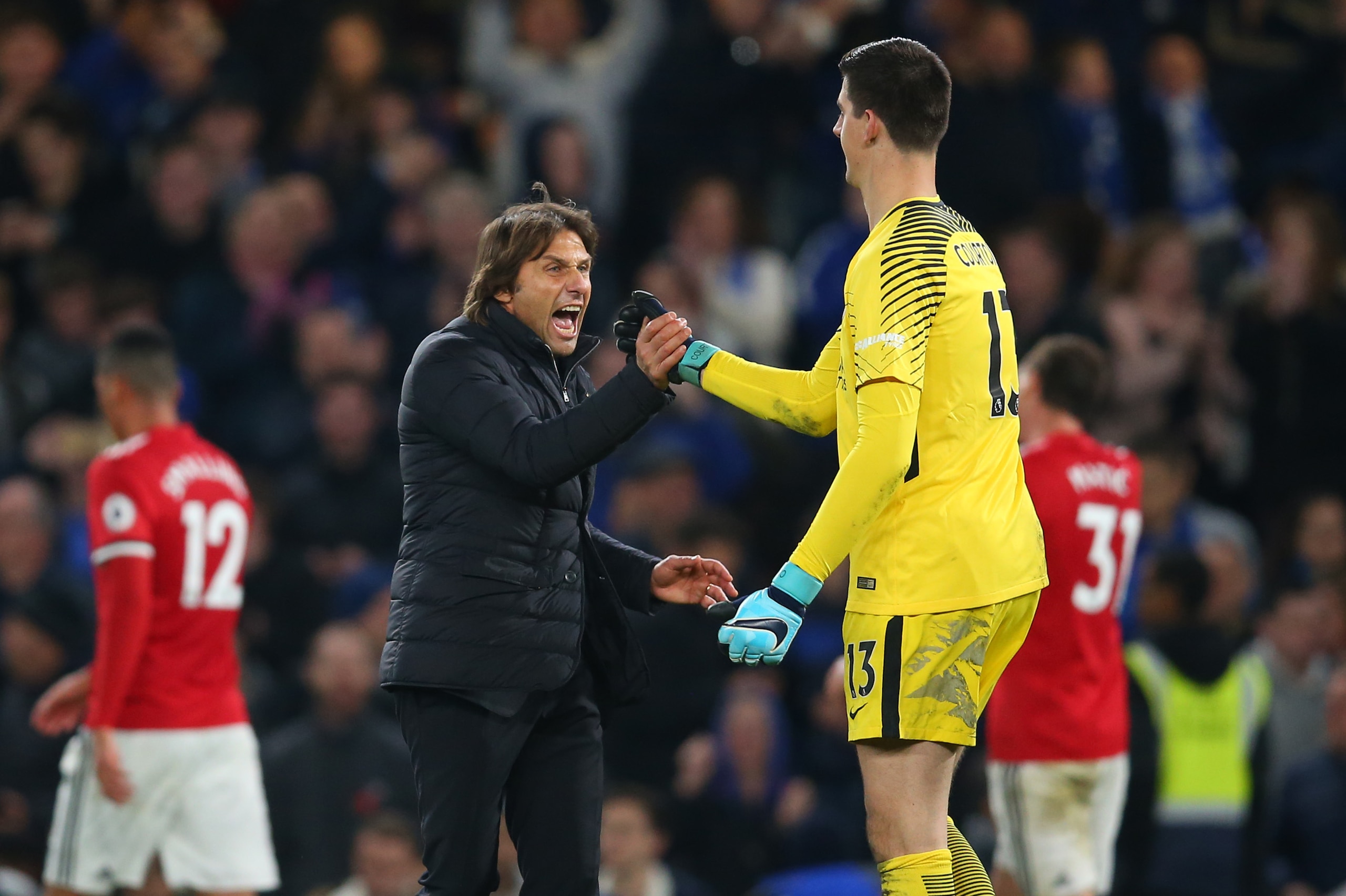 LONDON, ENGLAND - NOVEMBER 05: Antonio Conte manager / head coach of Chelsea celebrates with Chelsea goalkeeper Thibaut Courtois  during the Premier League match between Chelsea and Manchester United at Stamford Bridge on November 5, 2017 in London, Engla