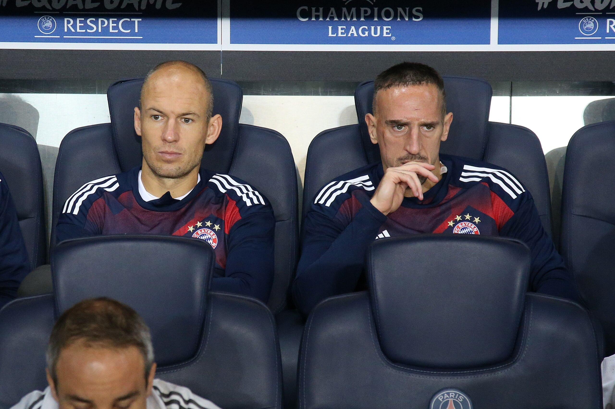 PARIS, FRANCE - SEPTEMBER 27: Arjen Robben and Franck Ribery of Bayern Munich sit on the bench during the UEFA Champions League group B match between Paris Saint-Germain (PSG) and Bayern Muenchen (Bayern Munich) at Parc des Princes on September 27, 2017 i