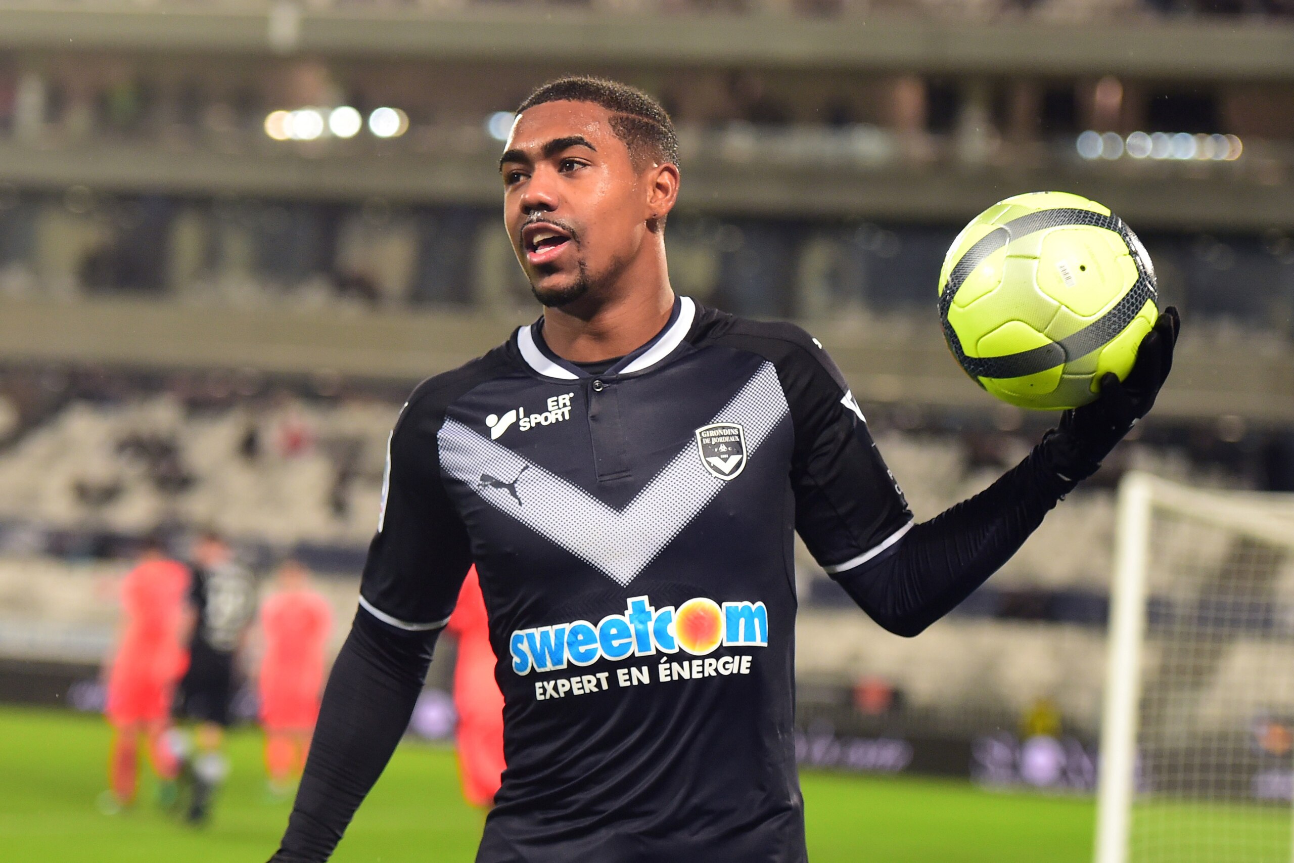 Bordeaux's Brazilian forward Malcom reacts during the French L1 football match between Bordeaux and Caen on January 16, 2018 at the Matmut Atlantique stadium in Bordeaux, southwestern France.  / AFP PHOTO / NICOLAS TUCAT        (Photo credit should read N