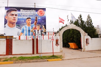 A poster celebrating Dybala in Laguna Larga