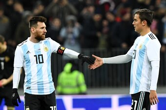 Argentina's Lionel Messi and Argentina's Paulo Dybala during an international friendly football match between Russia and Argentina at the Luzhniki stadium in Moscow on November 11, 2017. / AFP PHOTO / Kirill KUDRYAVTSEV        (Photo credit should read KI