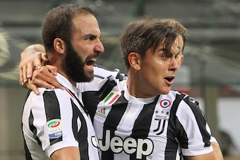MILAN, ITALY - OCTOBER 28:  Gonzalo Higuain (L) of Juventus FC celebrates with his team-mate Paulo Dybala (R) after scoring the opening goal during the Serie A match between AC Milan and Juventus at Stadio Giuseppe Meazza on October 28, 2017 in Milan, Ita