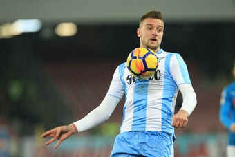 Lazio's Serbian midfielder Sergej Milinkovic-Savic controls the ball during the Italian Serie A football match Napoli versus Lazio on February 10, 2018 at San Paolo stadium in Naples.  / AFP PHOTO / CARLO HERMANN        (Photo credit should read CARLO HER