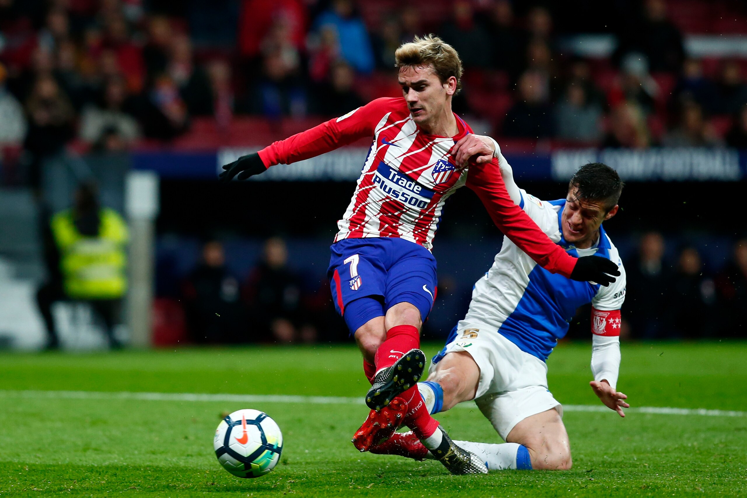 MADRID, SPAIN - FEBRUARY 28: Antoine Griezmann of Atletico de Madrid scores their opening goal during the La Liga match between Club Atletico Madrid and CD Leganes at Estadio Wanda Metropolitano on February 28, 2018 in Madrid, Spain. (Photo by Gonzalo Arr