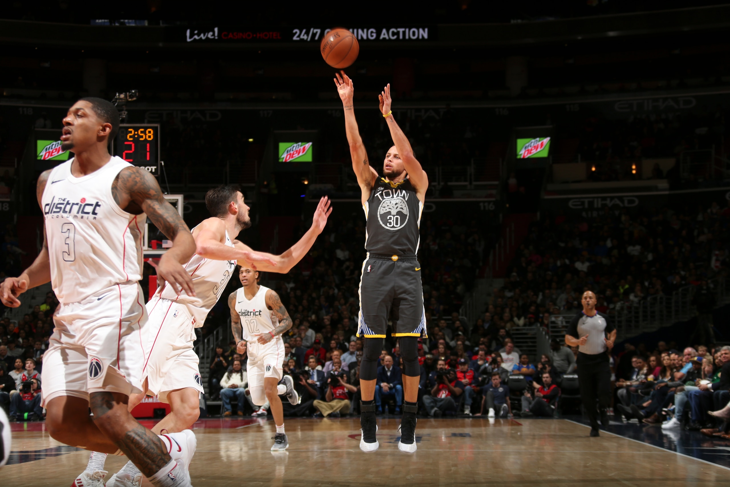 WASHINGTON, DC - FEBRUARY 28: Stephen Curry #30 of the Golden State Warriors shoots the ball against the Washington Wizards on February 28, 2018 at Capital One Arena in Washington, DC. NOTE TO USER: User expressly acknowledges and agrees that, by download