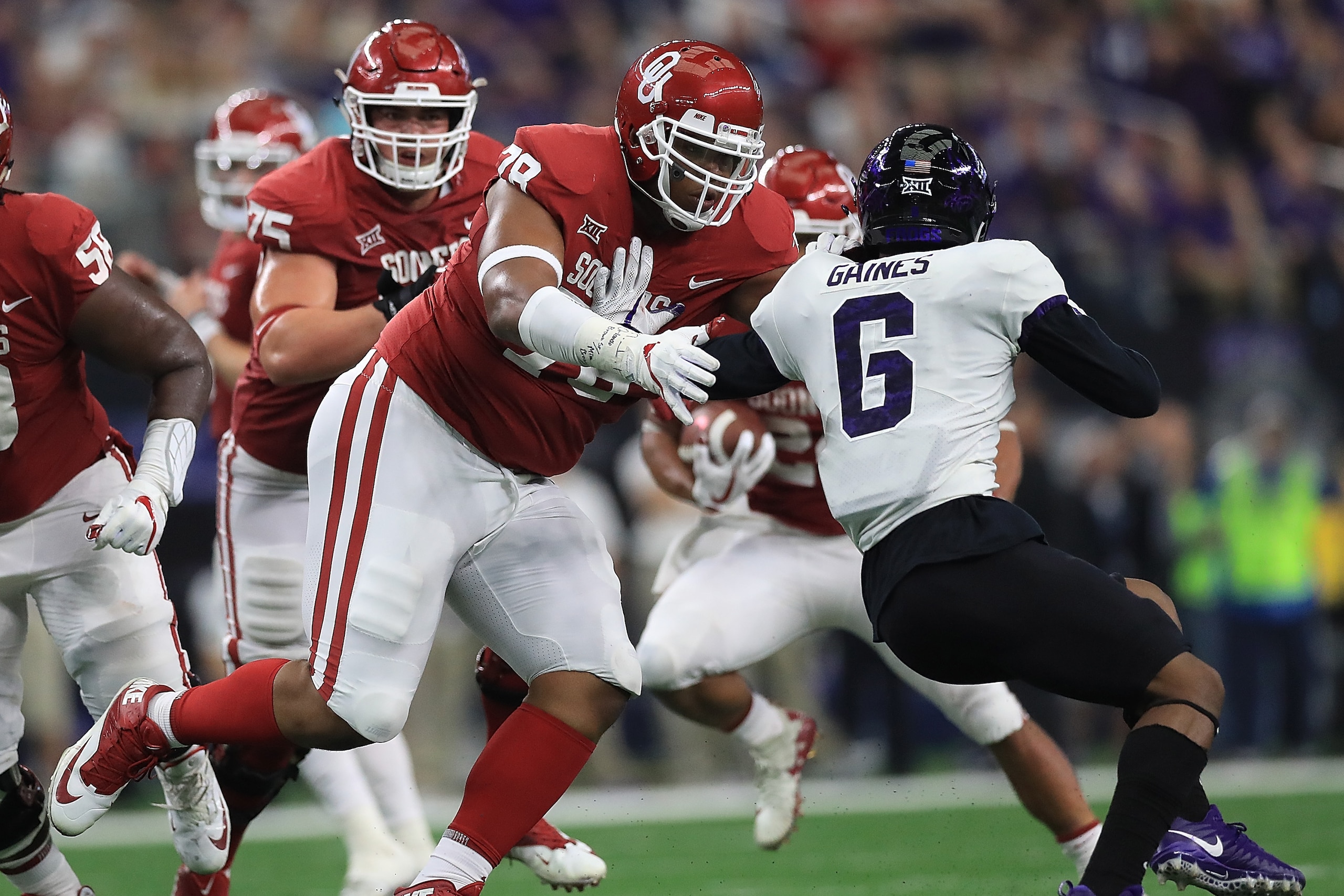 ARLINGTON, TX - DECEMBER 02: Orlando Brown #78 of the Oklahoma Sooners blocks Innis Gaines #6 of the TCU Horned Frogs in the third quarter during Big 12 Championship at AT&T Stadium on December 2, 2017 in Arlington, Texas. (Photo by Ronald Martinez/Gett ARLINGTON, TX - DECEMBER 02: Orlando Brown #78 of the Oklahoma Sooners blocks Innis Gaines #6 of the TCU Horned Frogs in the third quarter during Big 12 Championship at AT&T Stadium on December 2, 2017 in Arlington, Texas. (Photo by Ronald Martinez/Gett