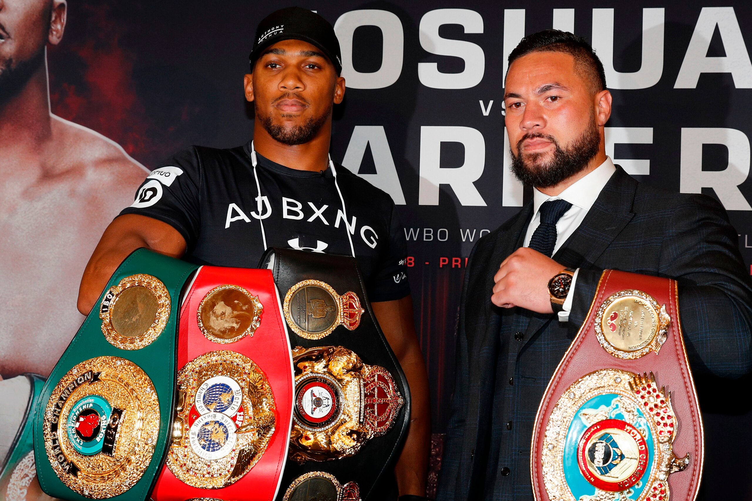 Britain's Anthony Joshua (L), WBA, IBF and IBO world heavyweight boxing champion, and New Zealand's Joseph Parker (R), WBO world heavyweight champion, attend a press conference in central London on January 16, 2018 to promote their March 31 world heavywei