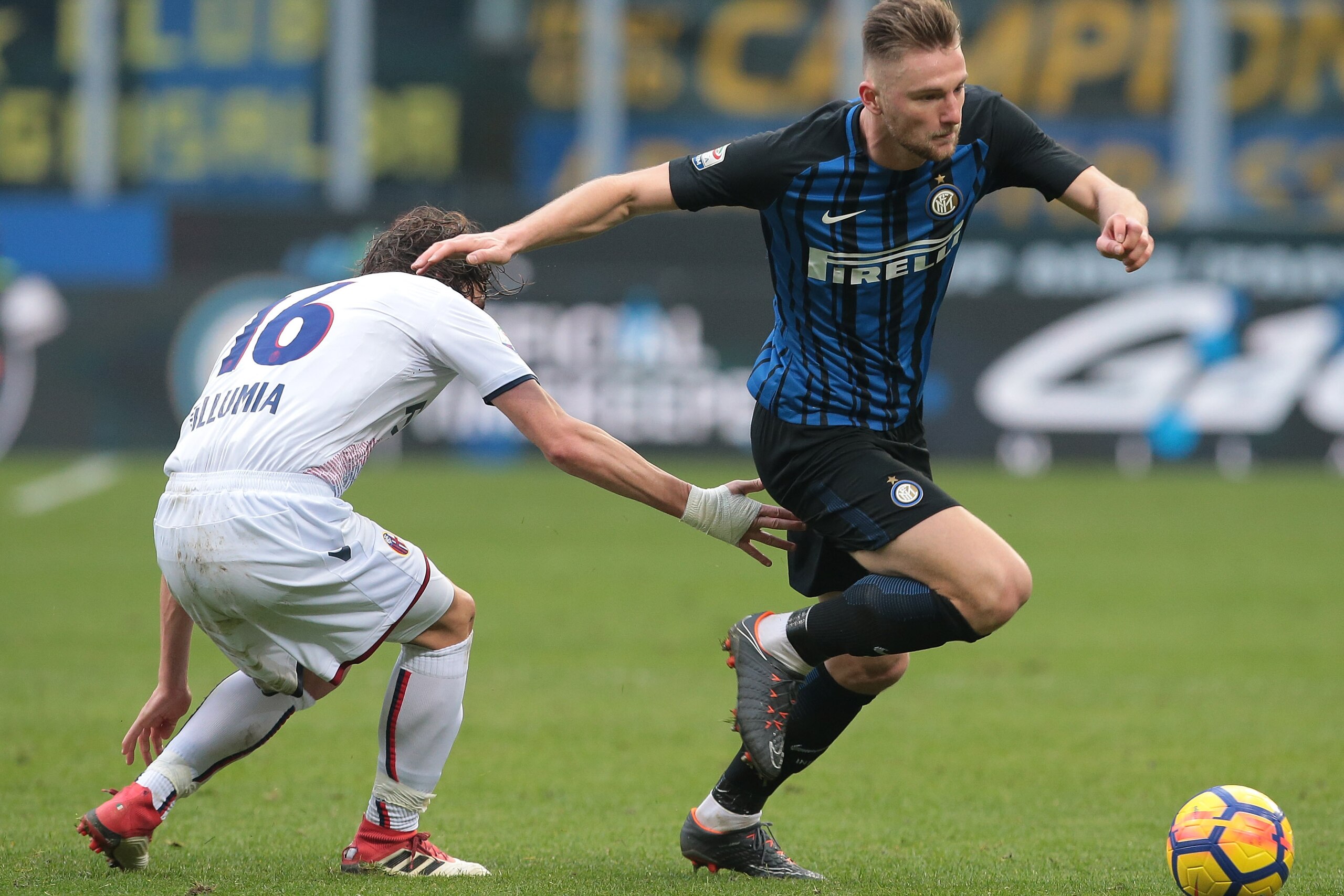 MILAN, ITALY - FEBRUARY 11:  Milan Skriniar of FC Internazionale Milano (R) is challenged by Andrea Poli of Bologna FC during the serie A match between FC Internazionale and Bologna FC at Stadio Giuseppe Meazza on February 11, 2018 in Milan, Italy.  (Phot