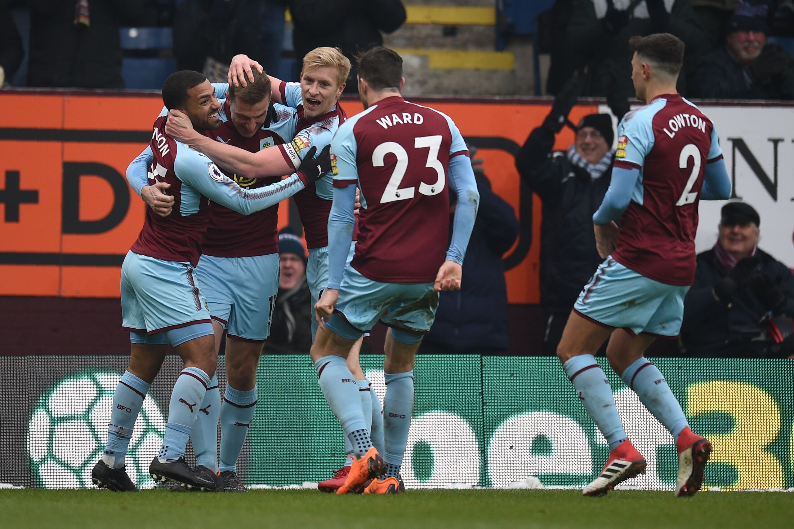 Burnley's New Zealand striker Chris Wood (2nd L) celebrates with teammates after scoring their second goal during the English Premier League football match between Burnley and Everton at Turf Moor in Burnley, north west England on March 3, 2018. / AFP PHO