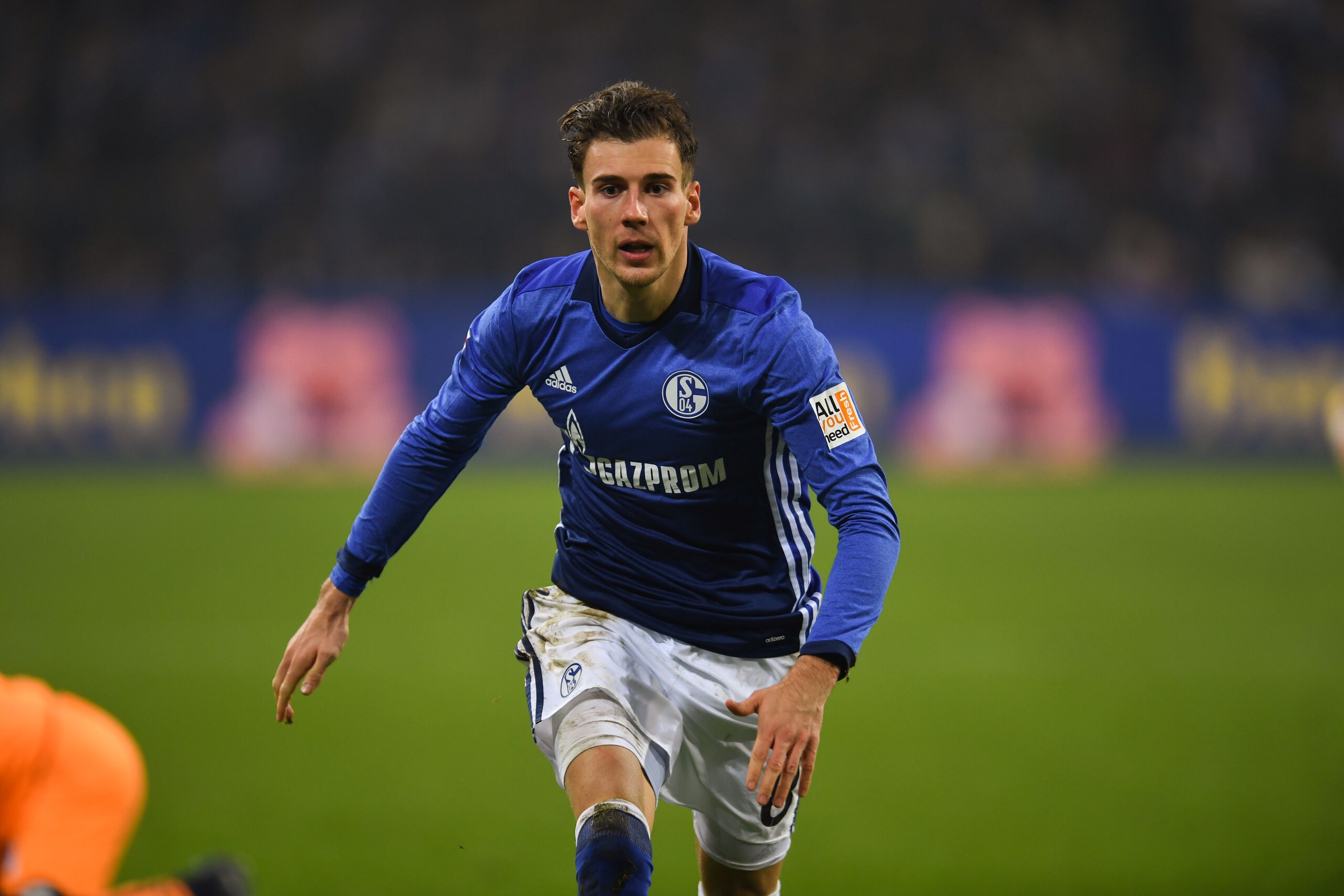 Schalke's German midfielder Leon Goretzka reacts during the German first division Bundesliga football match FC Schalke 04 vs Hoffenheim, in Gelsenkirchen, western Germany, on February 17, 2018. / AFP PHOTO / Patrik STOLLARZ / RESTRICTIONS: DURING MATCH TI
