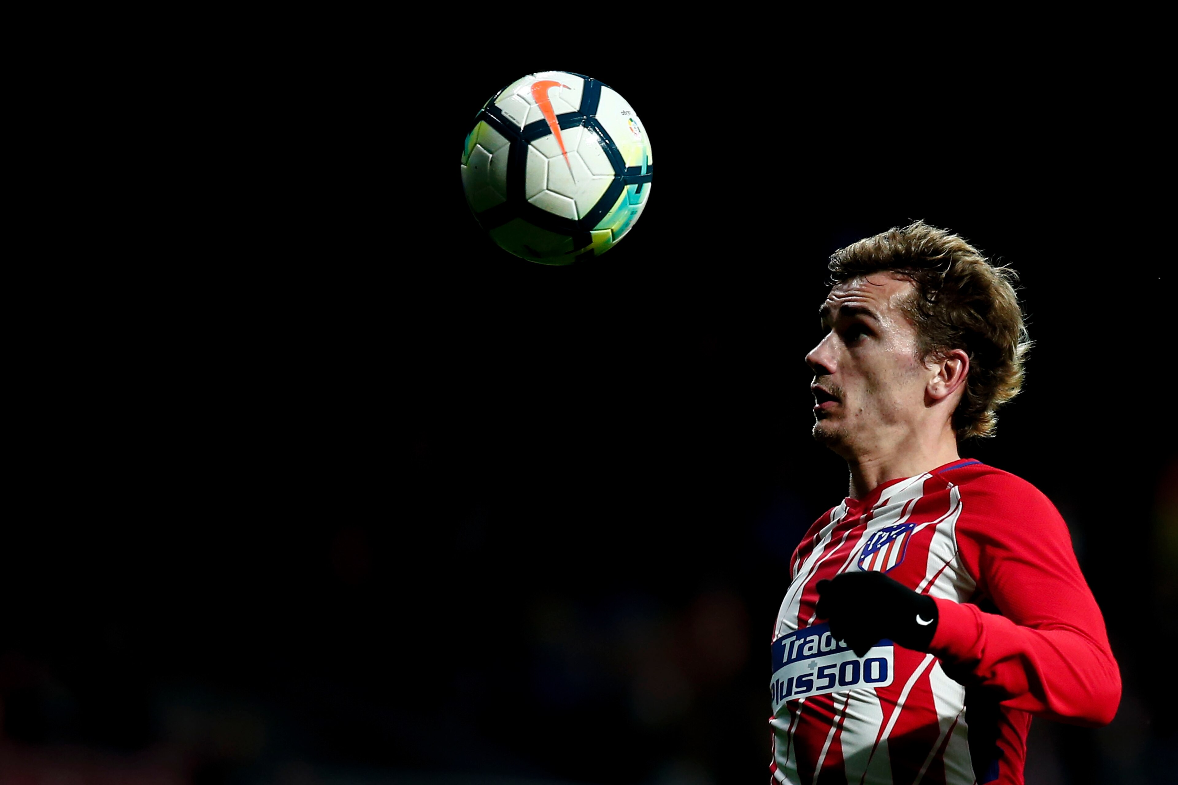 MADRID, SPAIN - FEBRUARY 28: Antoine Griezmann of Atletico de Madrid controls the ball during the La Liga match between Club Atletico Madrid and CD Leganes at Estadio Wanda Metropolitano on February 28, 2018 in Madrid, Spain. (Photo by Gonzalo Arroyo More