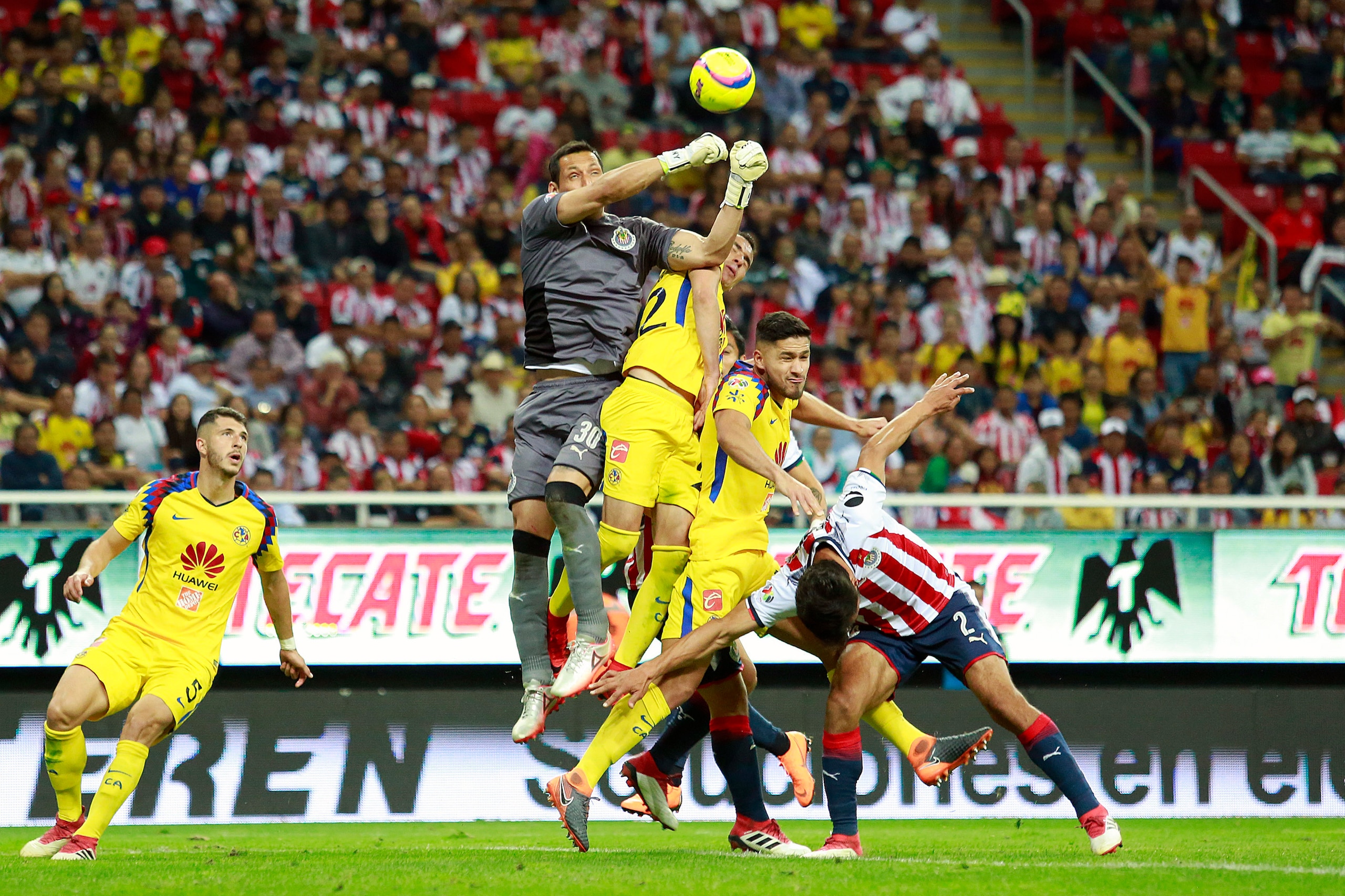 ZAPOPAN, MEXICO - MARCH 03: Rodolfo Cota (L) of Chivas and Paul Aguilar (R) of America jump for the ball during the 10th round match between Chivas and America as part of the Torneo Clausura 2018 Liga MX at Akron Stadium on March 03, 2018 in Zapopan, Mexi