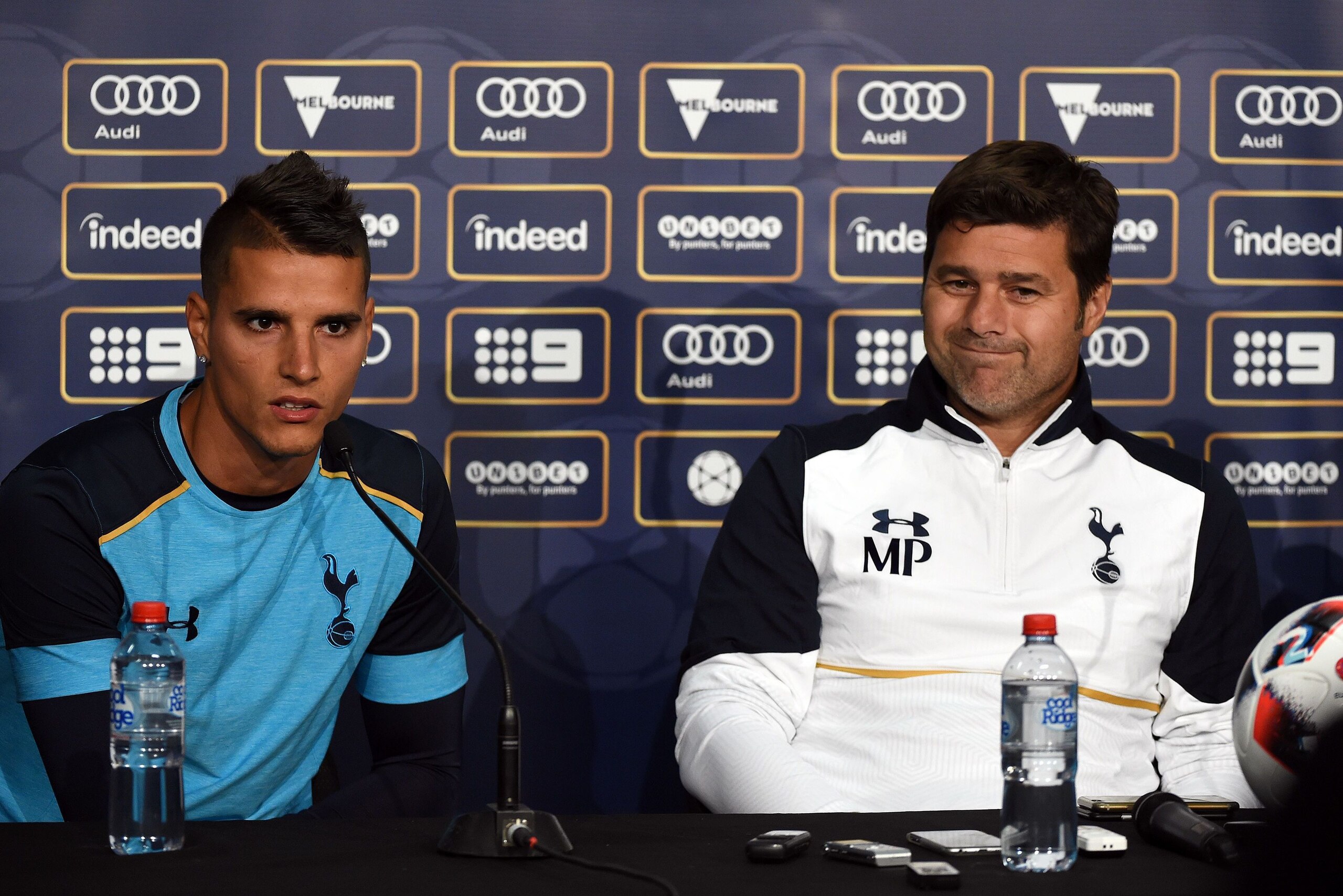 Tottenham team manager Mauricio Pochettino gestures as midfielder Erik Lamela (L) answers a question during a press conference prior to a training session at AAMI Park in Melbourne on July 25, 2016. / AFP / SAEED KHAN / --IMAGE RESTRICTED TO EDITORIAL USE Tottenham team manager Mauricio Pochettino gestures as midfielder Erik Lamela (L) answers a question during a press conference prior to a training session at AAMI Park in Melbourne on July 25, 2016. / AFP / SAEED KHAN / --IMAGE RESTRICTED TO EDITORIAL USE