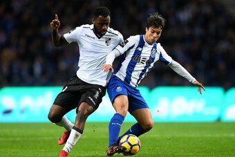 Porto's Spanish midfielder Oliver Torres (R) challenges Vitoria Guimaraes' Ivorian forward Junior Tallo during the Portuguese league football match FC Porto vs Vitoria SC at the Dragao stadium in Porto on January 7, 2018. / AFP PHOTO / FRANCISCO LEONG    