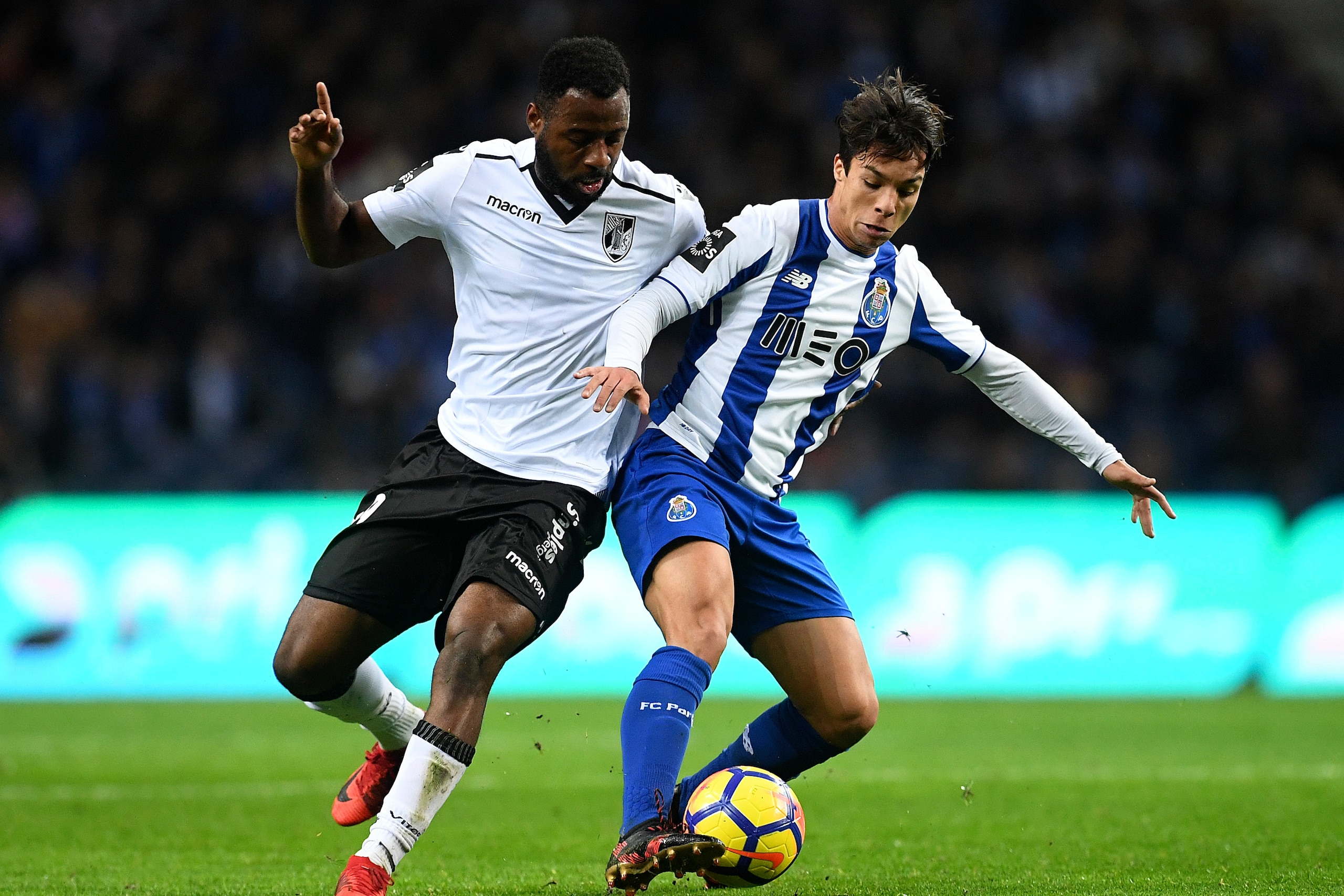 Porto's Spanish midfielder Oliver Torres (R) challenges Vitoria Guimaraes' Ivorian forward Junior Tallo during the Portuguese league football match FC Porto vs Vitoria SC at the Dragao stadium in Porto on January 7, 2018. / AFP PHOTO / FRANCISCO LEONG Porto's Spanish midfielder Oliver Torres (R) challenges Vitoria Guimaraes' Ivorian forward Junior Tallo during the Portuguese league football match FC Porto vs Vitoria SC at the Dragao stadium in Porto on January 7, 2018. / AFP PHOTO / FRANCISCO LEONG