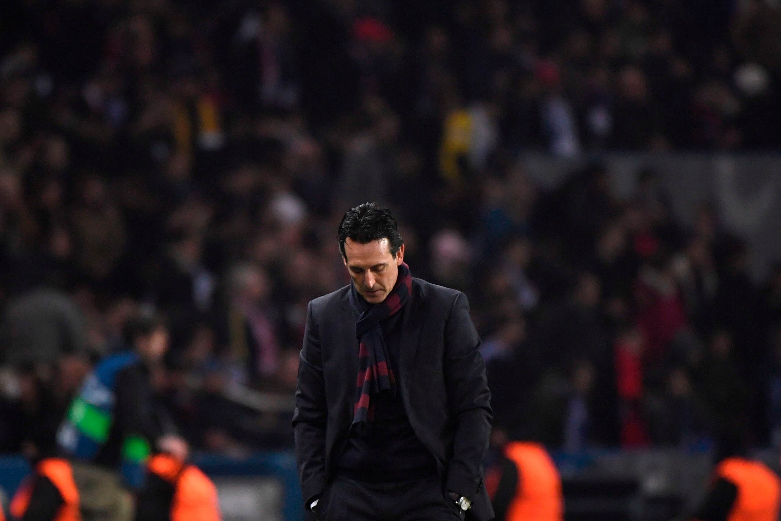 Paris Saint-Germain's Spanish headcoach Unai Emery reacts after losing  the UEFA Champions League round of 16 second leg football match between Paris Saint-Germain (PSG) and Real Madrid on March 6, 2018, at the Parc des Princes stadium in Paris. / AFP PHO